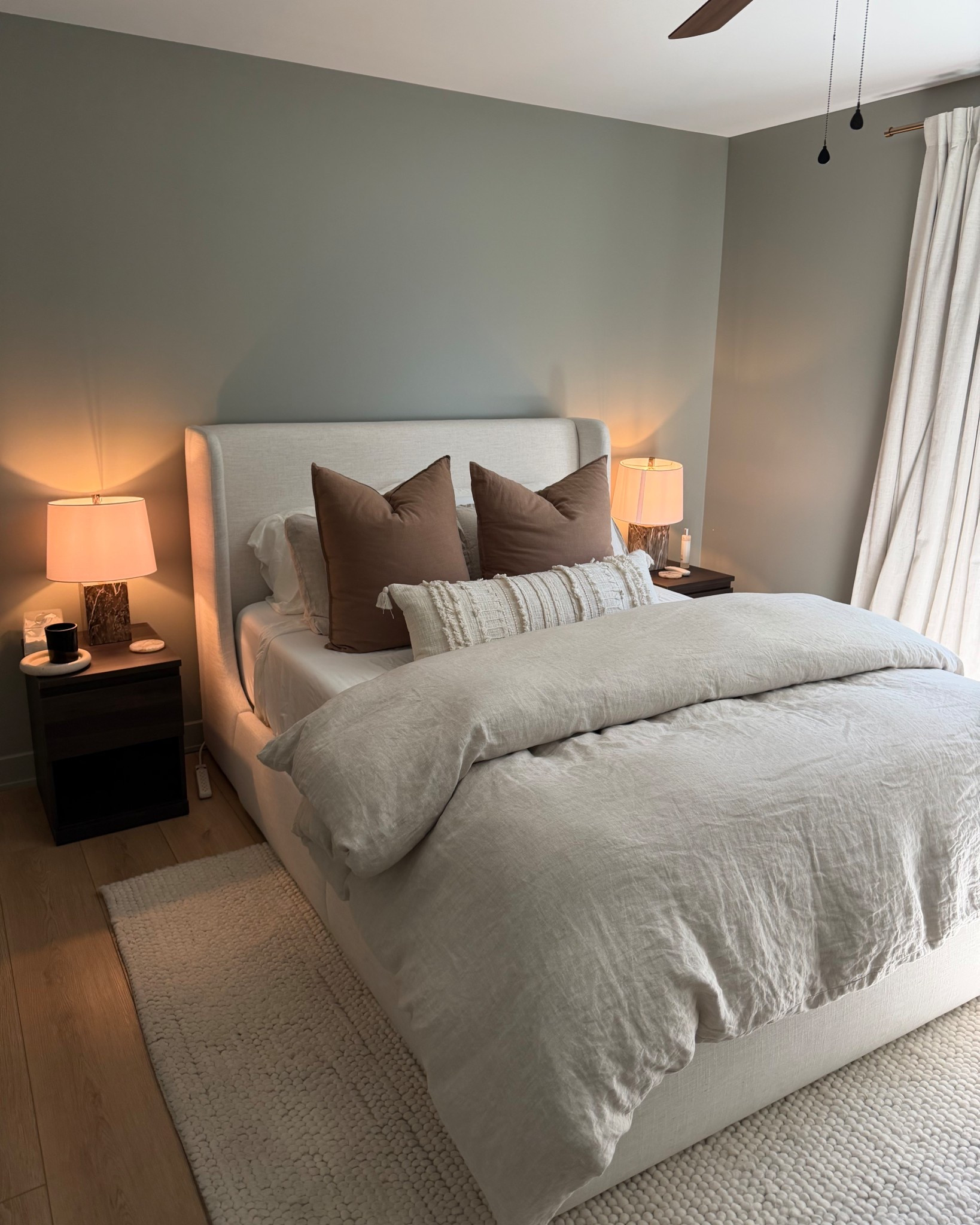 Guest room refresh 🤍✨
Kept this space simple, cozy, and functional for hosting, because nothing is better than a room that looks good and works hard.

The queen bed has built-in storage drawers (aka my favorite hidden organization moment 👏🏼) so I can store extra linens, blankets, and pillows without needing a bulky dresser. Perfect for keeping everything tidy but still easily accessible for guests.

Linked everything to recreate this look 🏡🛏️