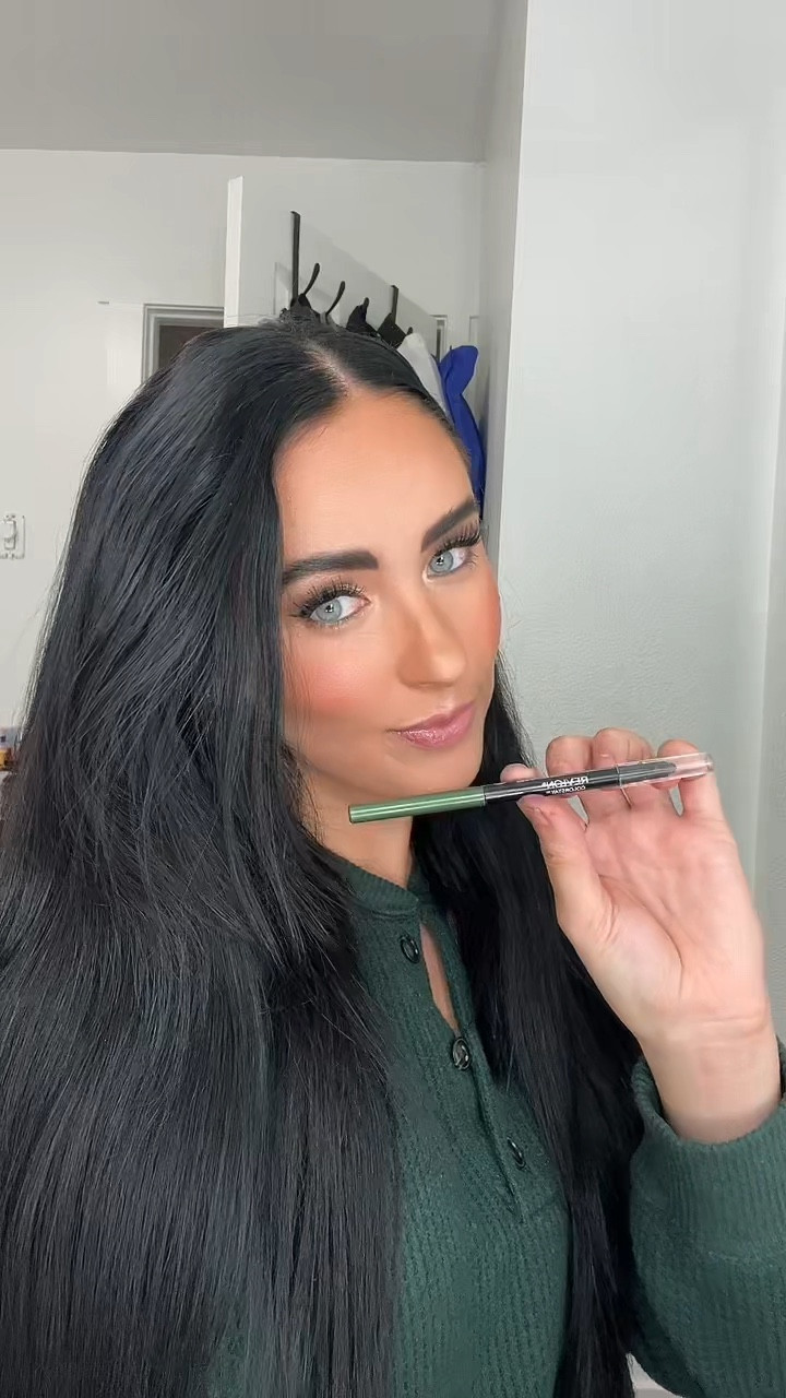 Christmas makeup idea as seen on TikTok 🎄🎄🎄