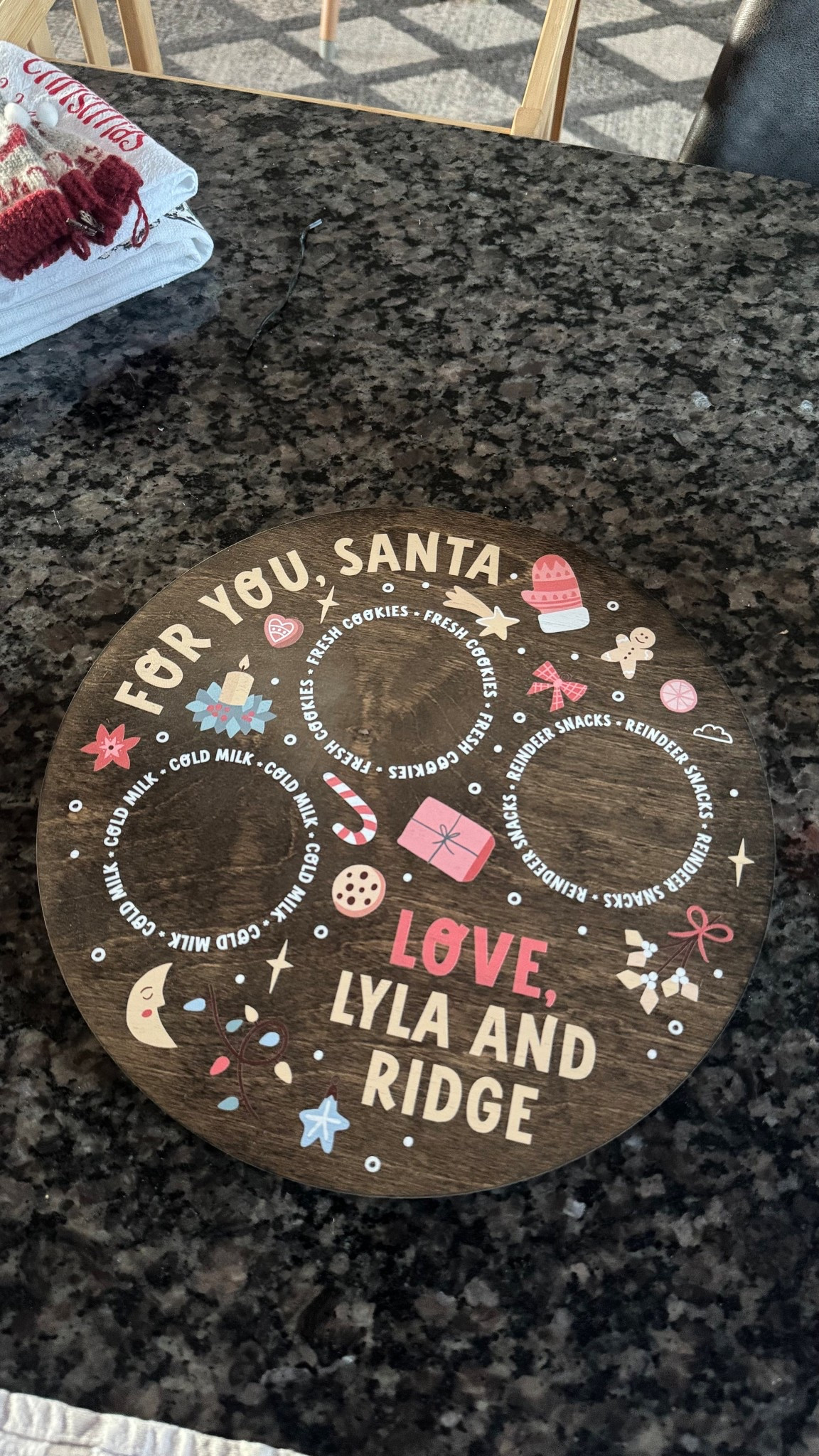 The cutest Santa Cookie plate for the kids 🎅🏻🥛🍪🦌🥕