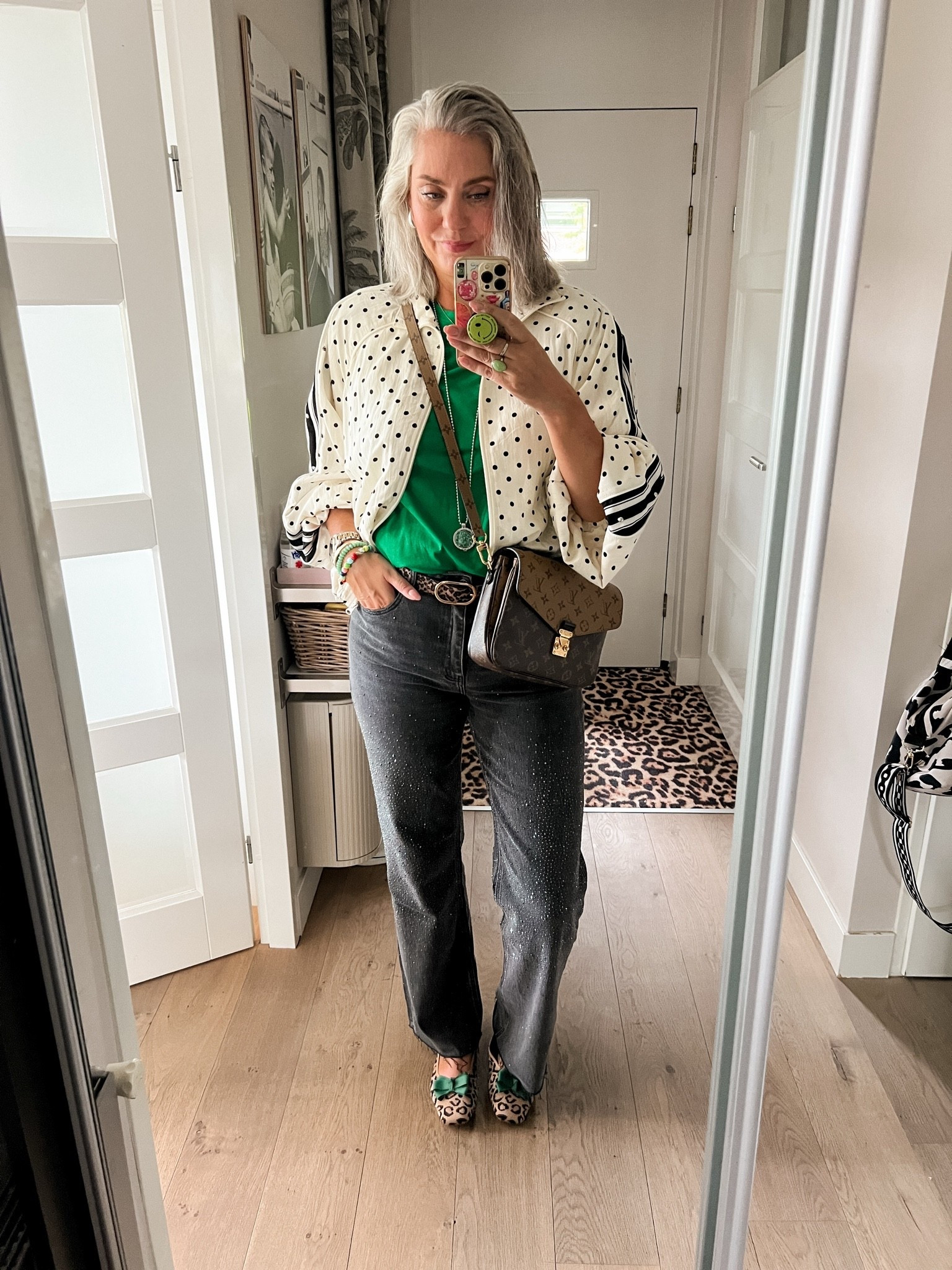 OOTD - Vrijdag. Zwarte Strass jeans (for Dolly 🩷, van So Lucky), groene top (oud Hem), polkadot jasje (Shoeby, M/L), zilveren oorbellen, leopard Vivaia ballerinas met groene strikjes, een leopard riem en een Louis Vuitton Pochette Metis reverse.

#LTKnederlands #LTKeurope #LTKmidsize
