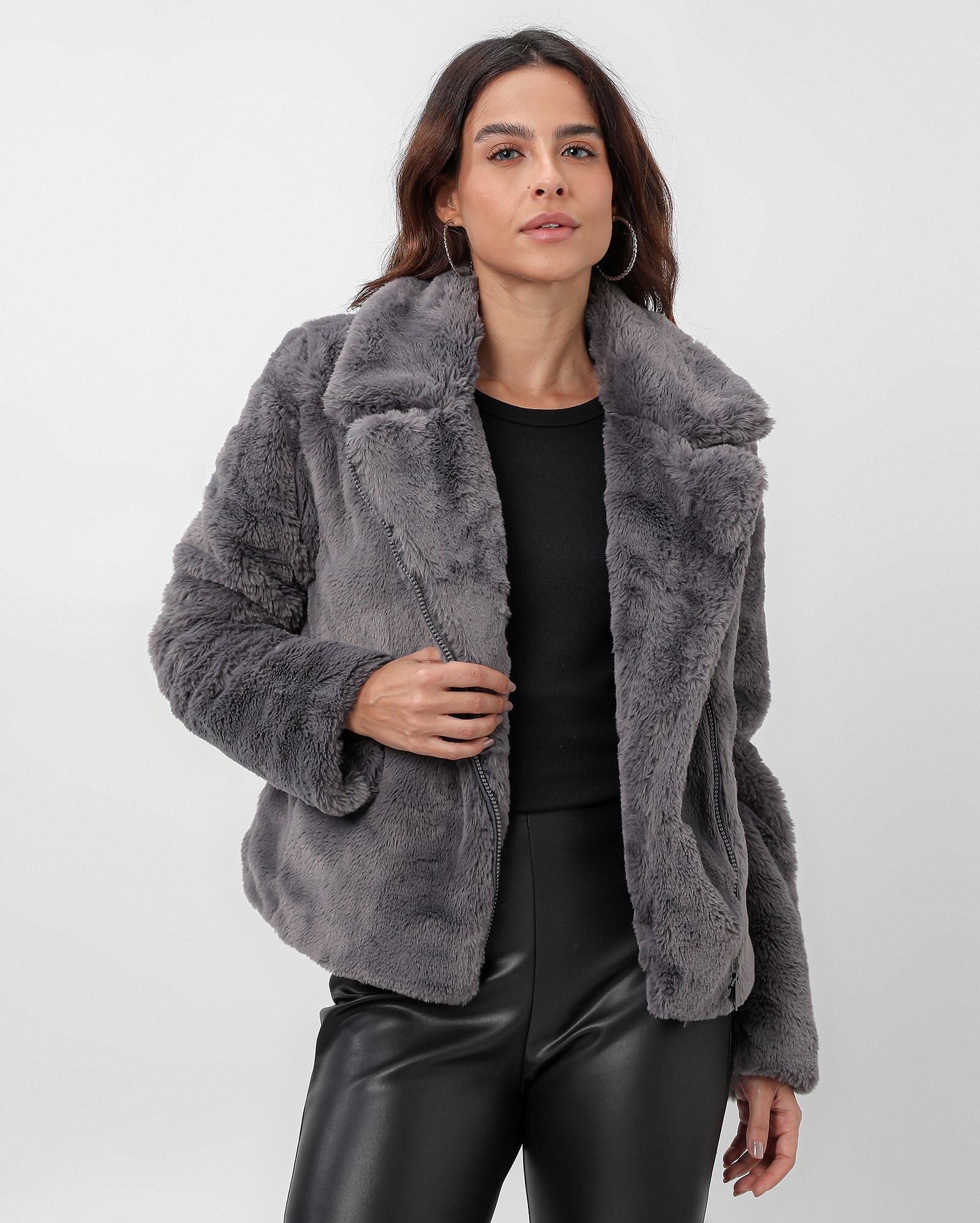 Jaqueta feminina de pelinhos cinza | Pool by Riachuelo | Riachuelo (BR)