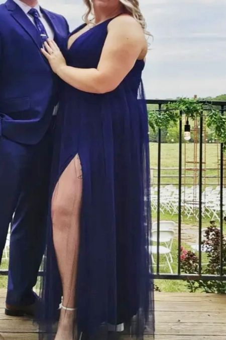 This formal wedding guest dress in navy blue is so pretty!
5’6” and 250 lbs
Size: 2XL
Wedding guest dress available in plus sizes 

#LTKunder100