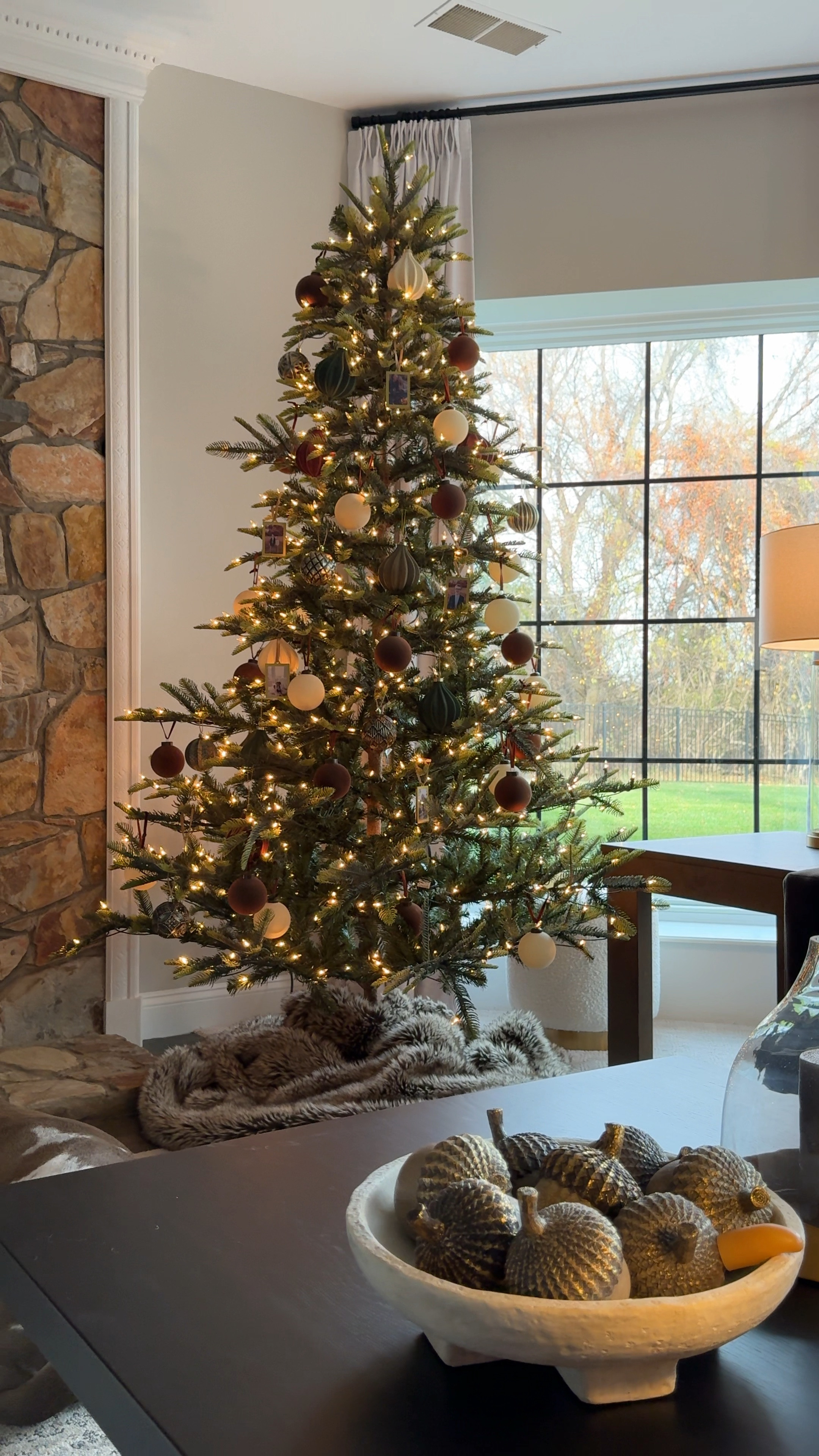 Christmas Tree

Holiday  holiday home  holiday home decor  Christmas  Christmas decor  Christmas ornaments  coffee table styling  modern lighting  ArchedManor

#LTKVideo #LTKhome #LTKSeasonal