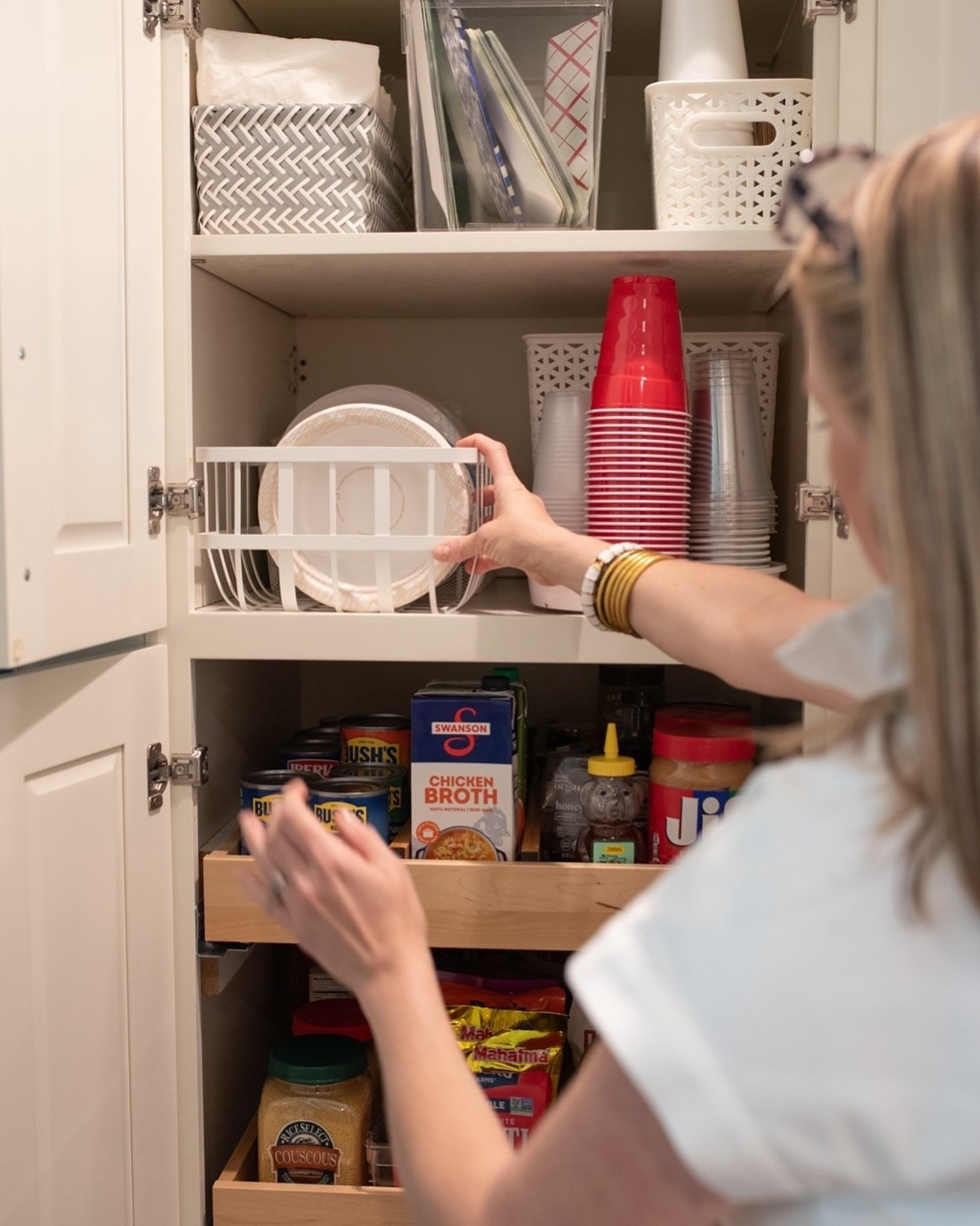 ☀️Summer calls for watermelon 🍉, sandwiches 🥪 & easy meal clean-up. Having easy grab & toss paper products is a time saver & keeps you out of the hot kitchen. Cheers to sunsets, slow mornings & a little bit more of summer. 
.
📸@kathrynannwaller 
.
#summervibes☀️ #summerready #OrganizedLife
#savannahorganizer 
#houseofvon  #savannah #professionalorganizer #declutter #professionalorganizing  #cluttertoClarity