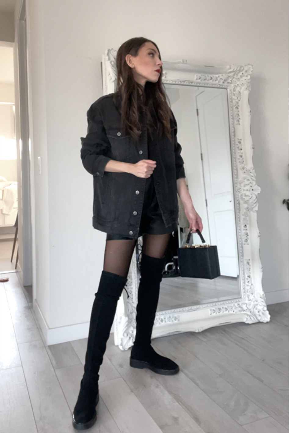 Oversized denim jacket and high knee boots 👌🏼🖤

Black denim jacket
Denim jacket
Black jacket
Black oversized jacket
High black boots
Suede boots
Black suede boots
Over the knee boots
Over the knee black boots
Over the knee suede boots
Winter outfit 

#LTKstyletip #LTKSeasonal #LTKshoecrush