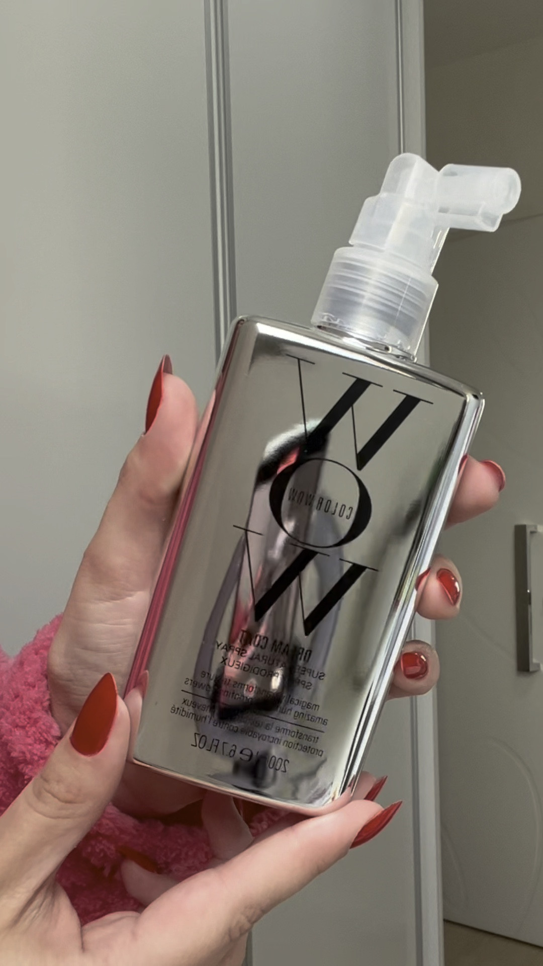 Testei o DREAM COAT Supernatural no cabelo da minha irmã 
@drafernanda.nunes 💆🏻‍♀️ É um tratamento de queratina que minimiza o frizz, já que ele impede que a umidade/água penetre no cabelo 😮

Esse produto é ativado com fonte de calor, então é extremamente importante que você passe o produto em TODAS as mechas do cabelo e seque com secador/escova. Acredito que se usar chapinha e ou babyliss, o produto ative ainda mais.

O dream coat dura de 3 a 4 lavagens, então seu cabelo ainda vai segurar o frizz durante os próximos dias. Vai ser perfeito pra semanas chuvosas que o cabelo fica uó kkkkk quem amou? 🙋🏼‍♀️

#LTKbrasil #LTKbeauty