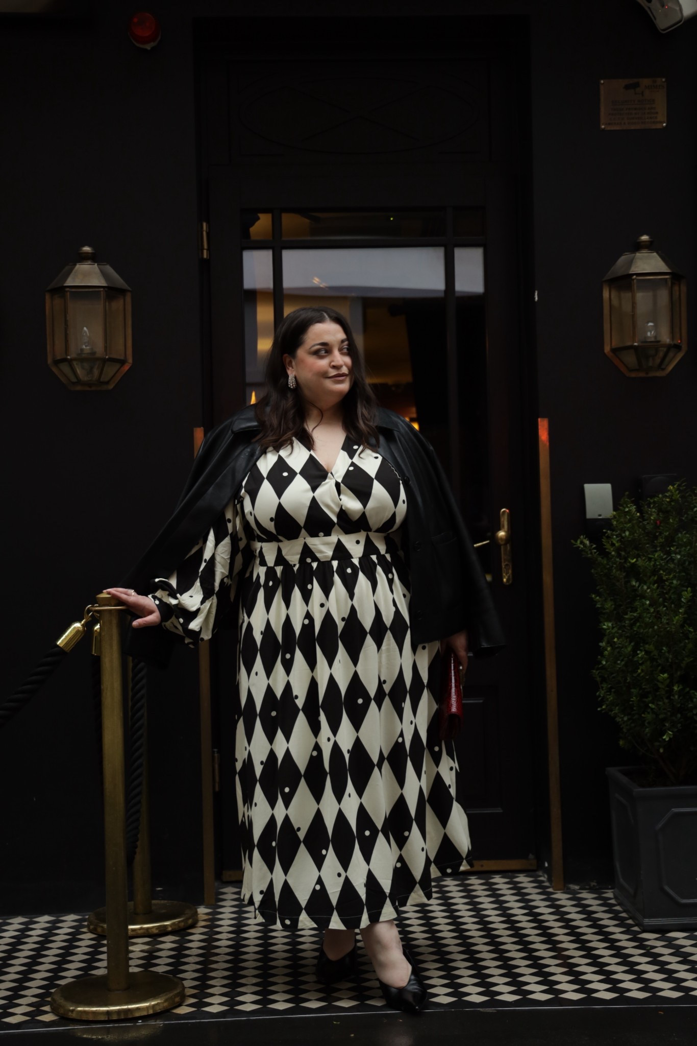 Festive theatre trip and cocktails with friends 🍸🎭🎄✨

Plus size party outfit inspiration New Year’s Eve midi dress 

#LTKplussize #LTKfestive #LTKcurves