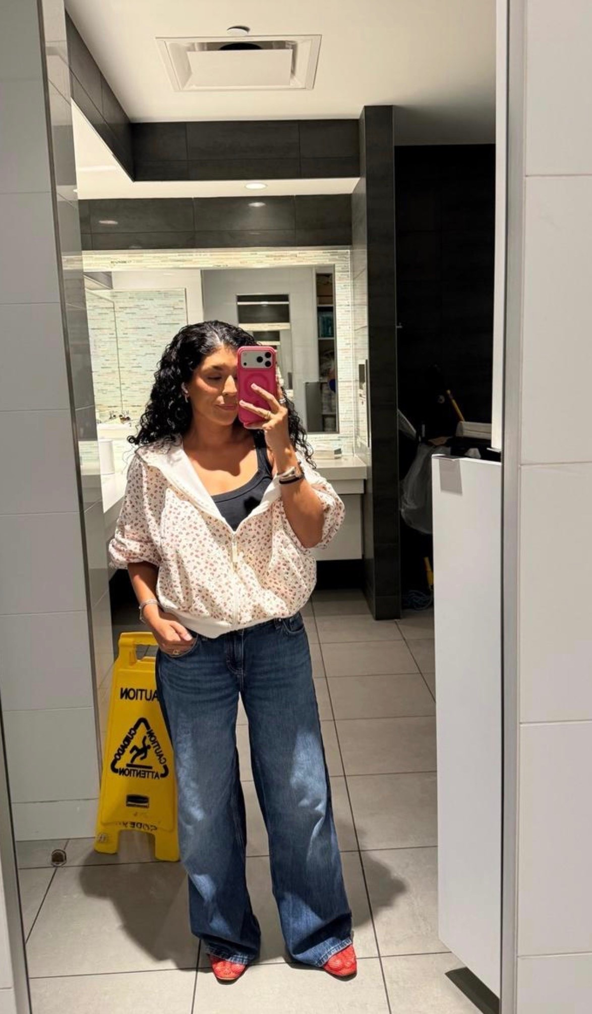 Casual layers and wide-leg denim for an easy everyday look 🤍 The pop of red makes the whole outfit feel a little more fun.

#CasualStyle #DenimOutfit #EverydayStyle

#LTKdayinmylife #LTKootd #LTKstorytime