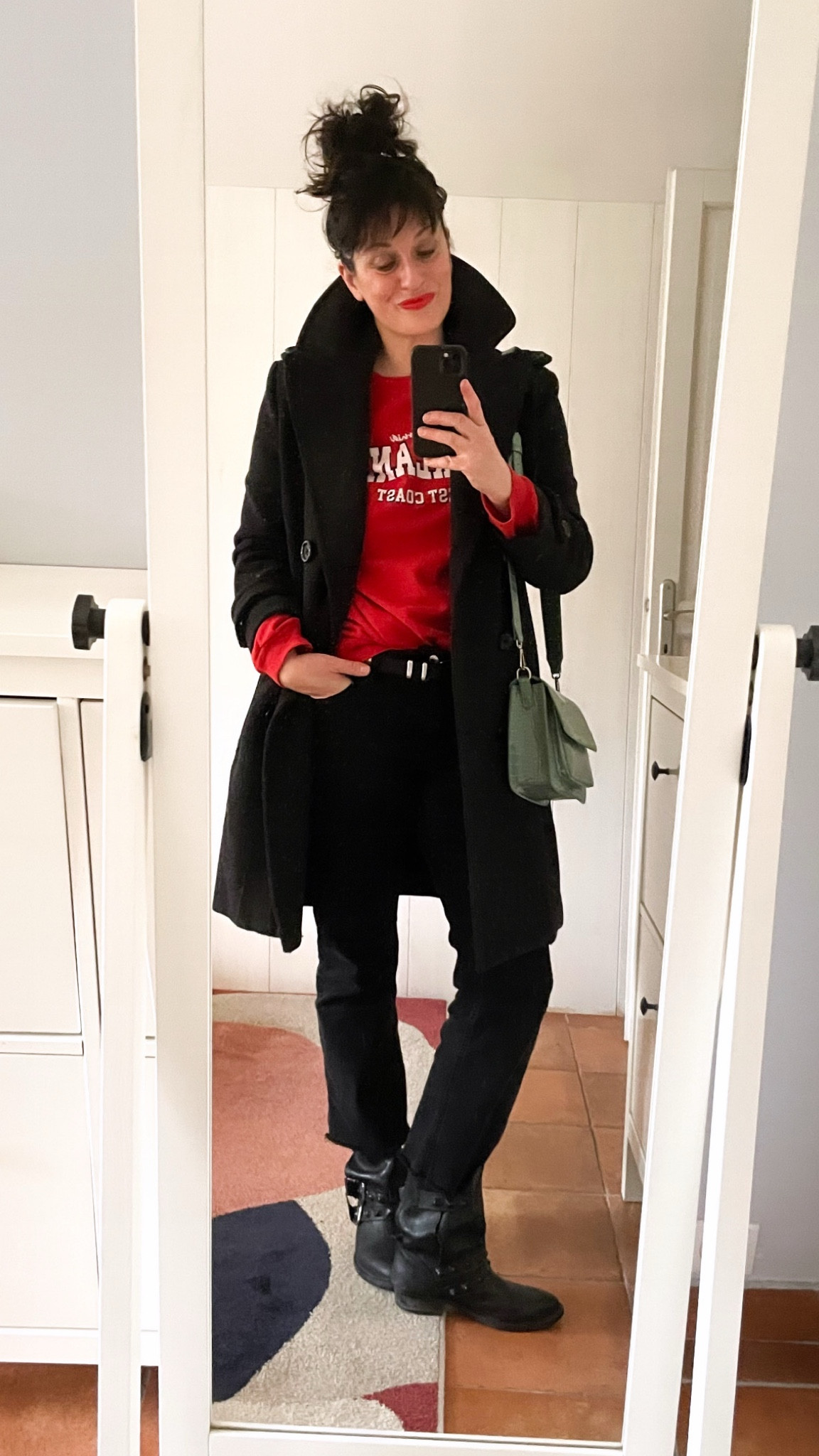 . Caban en laine anthracite #emersonfry (en lien + similaire) 
. Sweat « Oakland » rouge #hm (similaire, en lien)
. Sac rigide vert d'eau #hvisk 
. Jean flare crop "Sienna" #mango (en lien) 
. Ceinture western à double boucle #zaraman (similaire, en lien) 
. Biker boots #zara (similaires, en lien) 
. Rouge à lèvres mat "Feed the flame" #revlon (en lien) 

#LTKfrance #LTKwinter #LTKmidsize