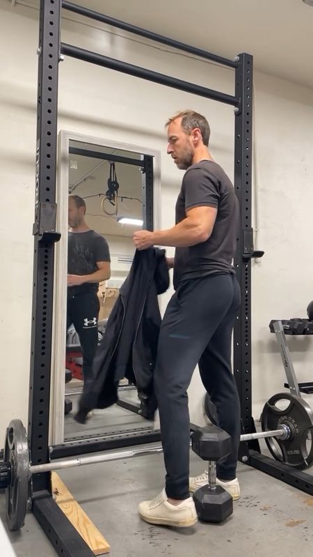 My style is basic draw string and vintage t-shirt.  Nothing like a good workout and feeling strong in what I’m wearing.  Black on black always works well in the gym.  Everything for a fit day linked.  💪🏼🙏🏼