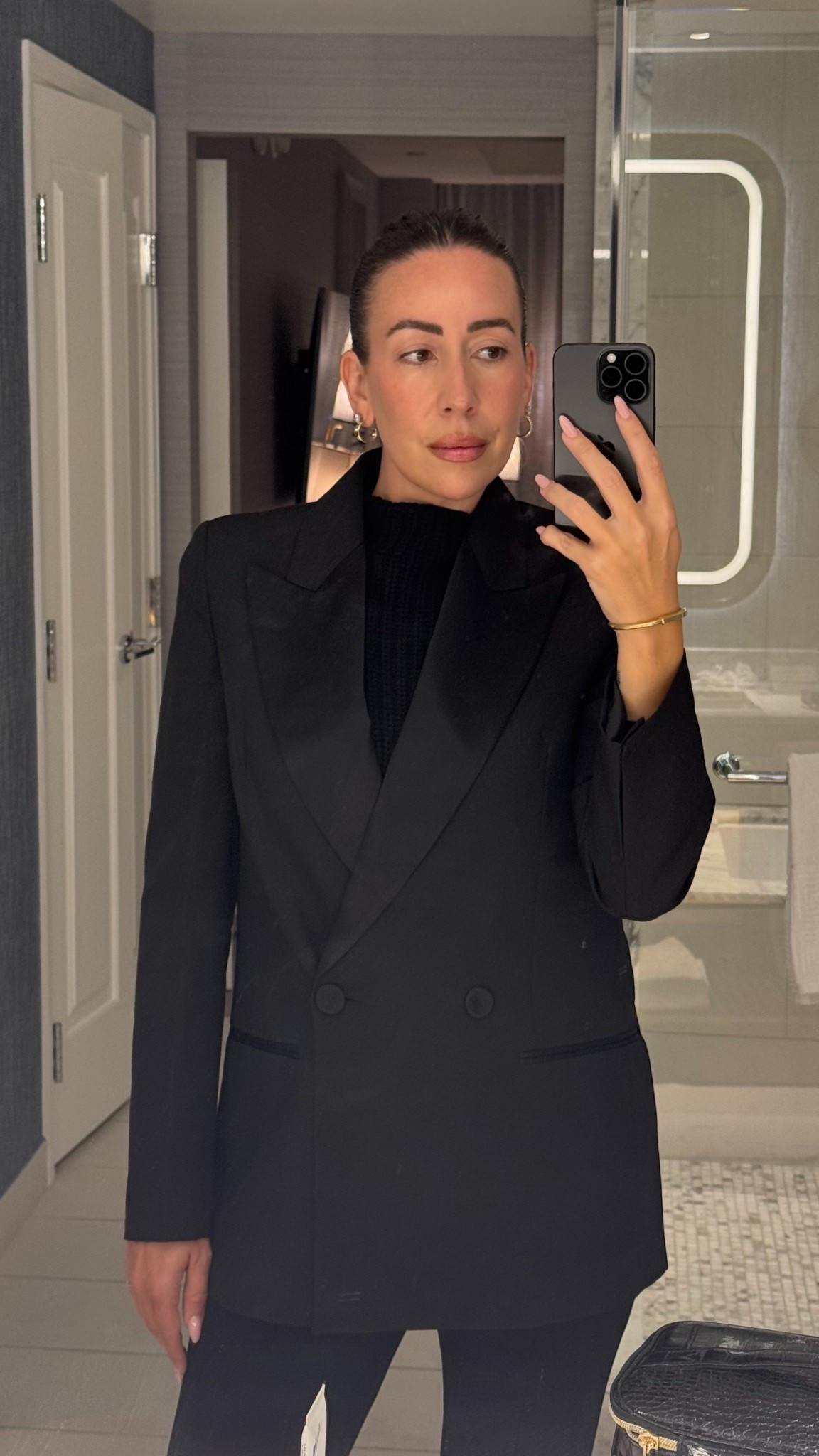 Essential : black Blazer #ltksale #blazer #jacket #blackjacket #aritzia

#LTKCyberWeek #LTKootd #LTKSaleAlert