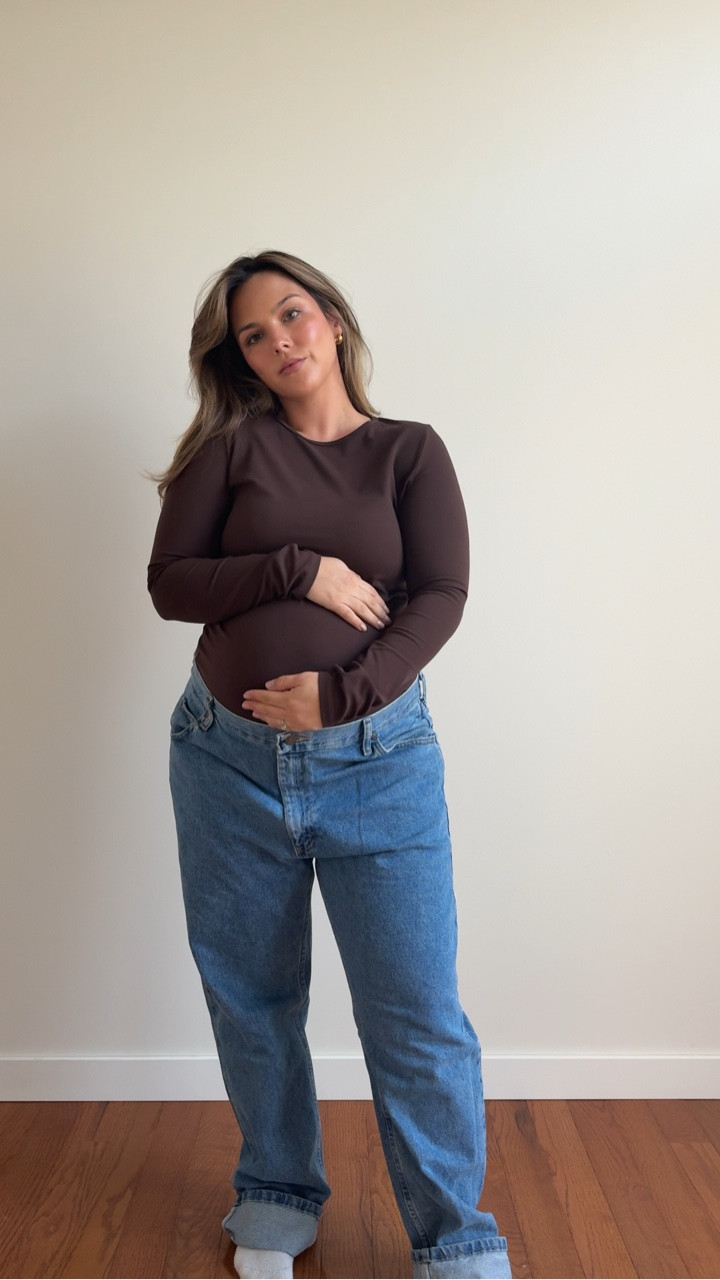 Wearing th CRZ Yoga maternity top in a size large! 

Jeans are men’s wrangler jeans in a size 40 X 32 

#maternity #pregnancyoutift

#LTKBump