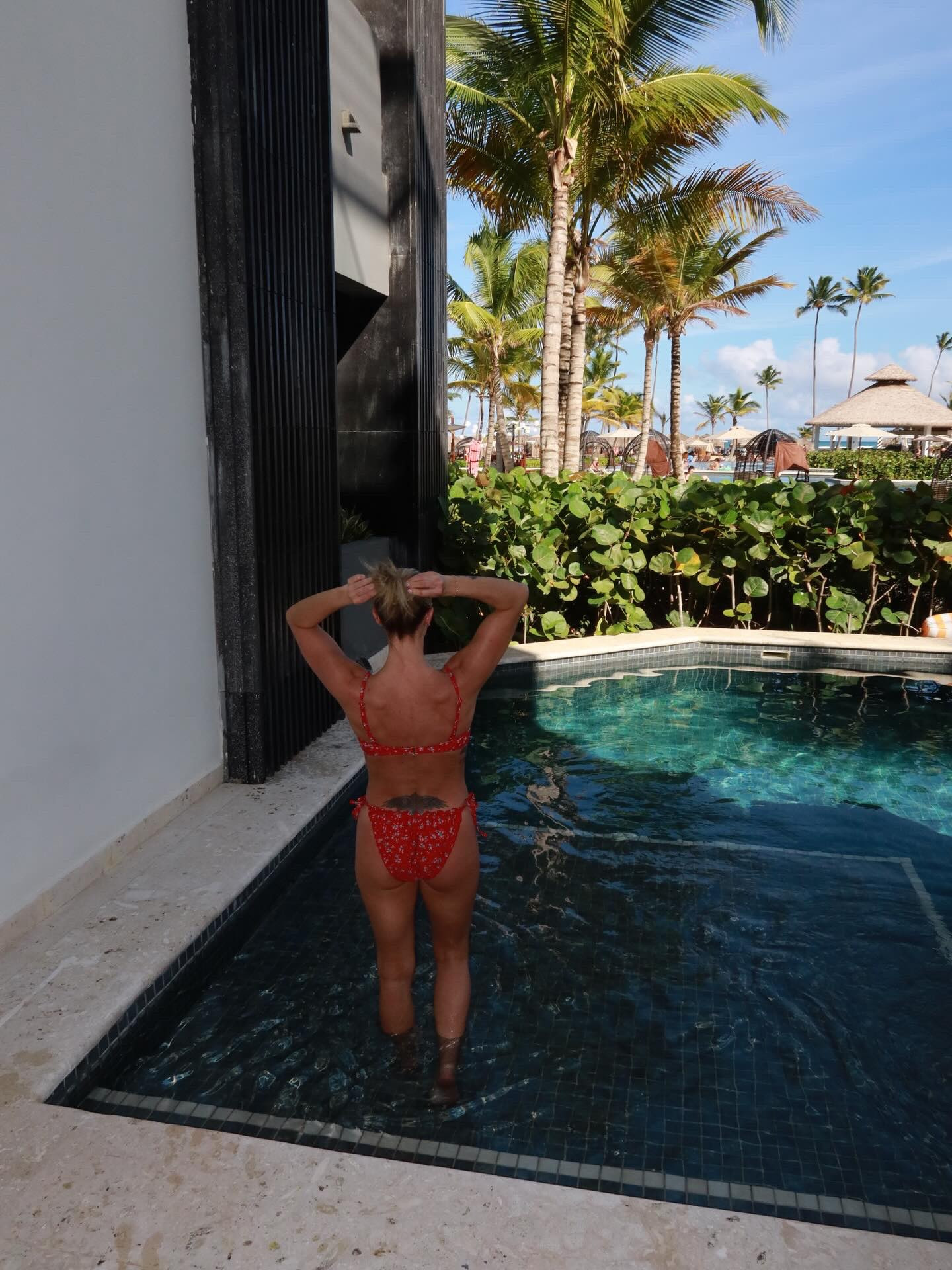 Out of office.☀️🍹
.
.
.
#vacationmode #musclemommy #mombod #sunshine #beach