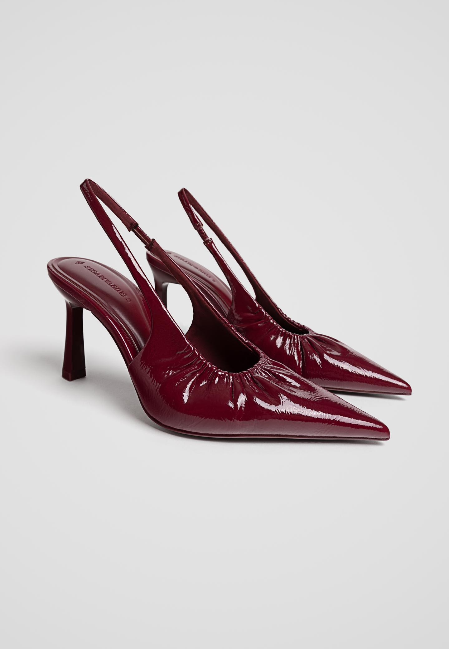 High-heel court shoes. Gathered detail on the instep. Available in red. Heel height: 8.5 cm. | Stradivarius (UK)