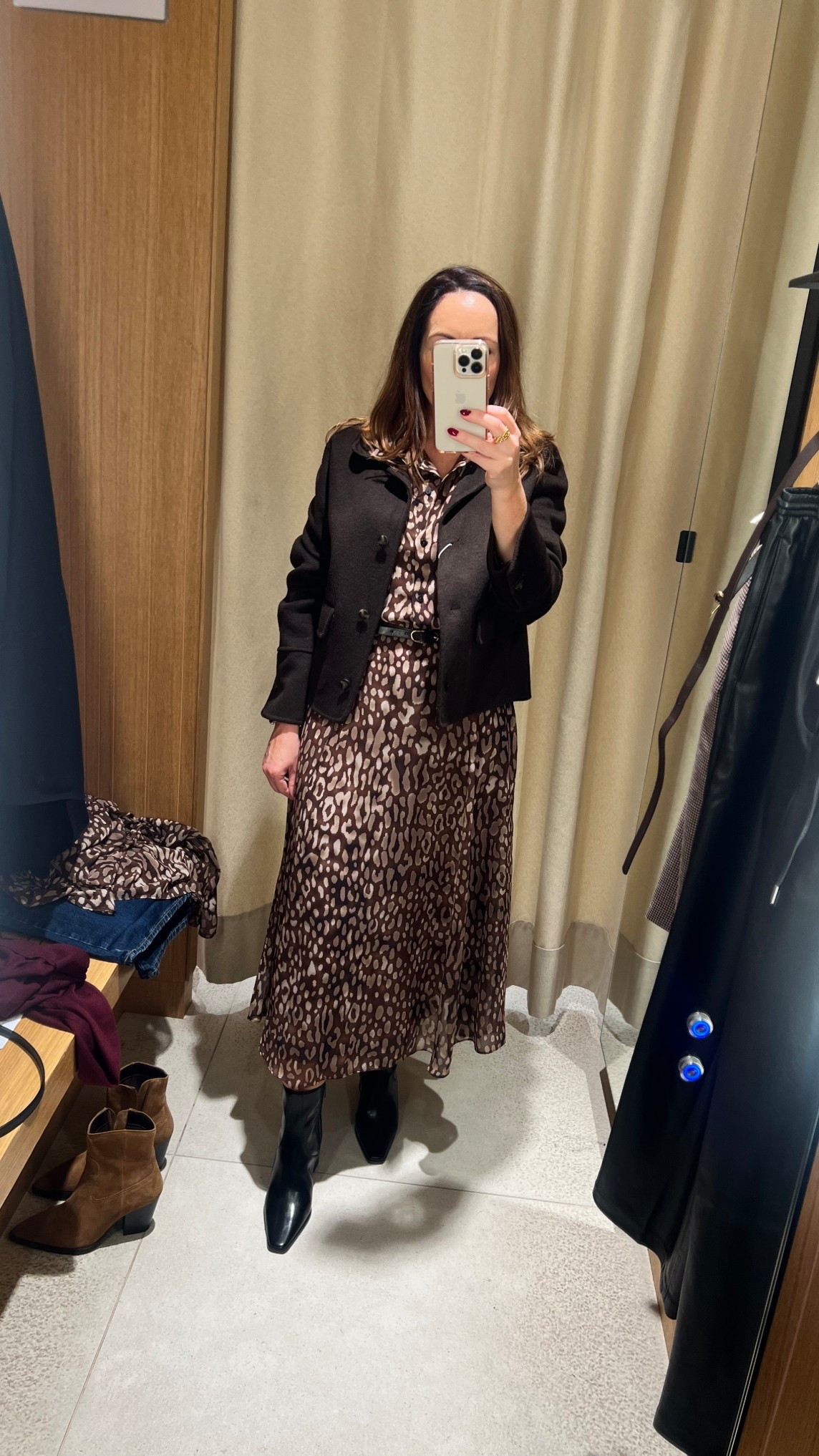 Brown animal print A-line dress 🐆

Collared midi with a waist belt for shape, styled with a cropped chocolate jacket and sleek black ankle boots. Effortless midlife style - smart enough for work, relaxed enough for weekends.
#midlifestyle #confidenceinstyle #autumnoutfit #animalprintdress #effortlessstyle


#LTKuk #LTKdresses #LTKautumn