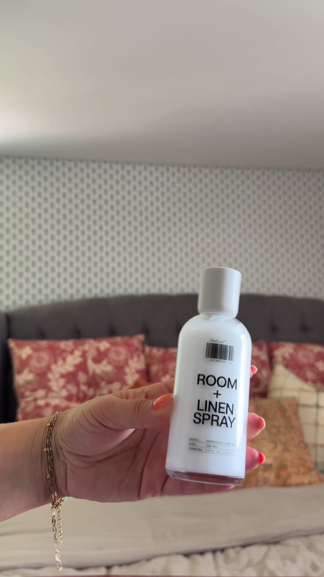 My bedroom now smells like a luxury resort ✨

#roomspray #roomsprays #linenspray #luxuryhome #bedroom
