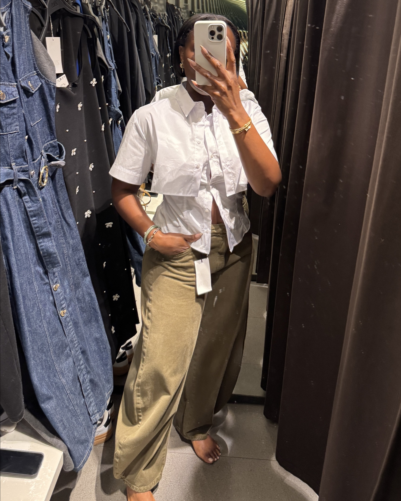 This is a cute, casual outfit idea from ZARA. Wearing a 42 and the jeans and a medium in the top.

#LTKFindsUnder100 #LTKStyleTip