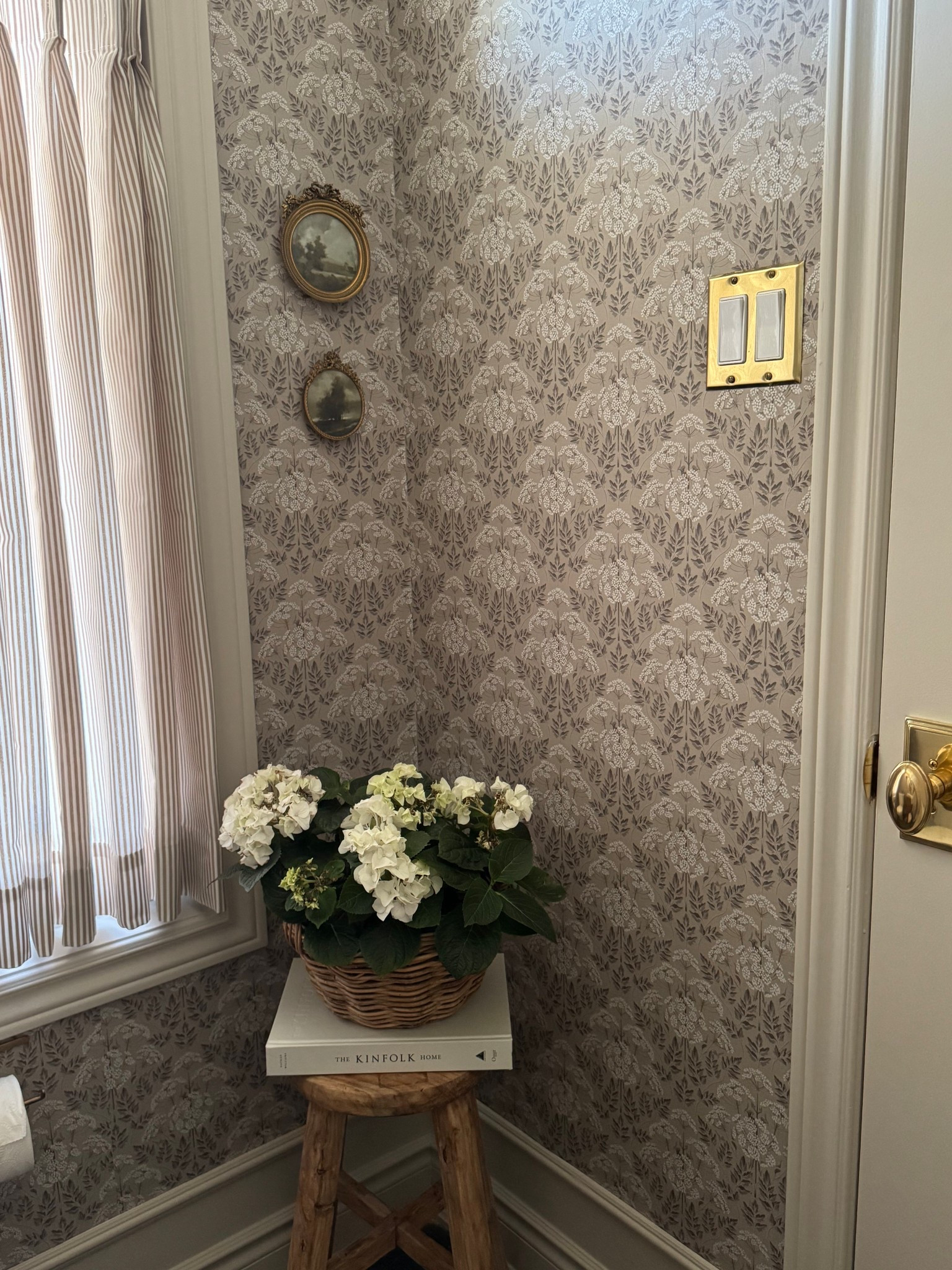 Wallpaper in the powder room 🫶🏼

#LTKspring #LTKcasa #LTKstyletip
