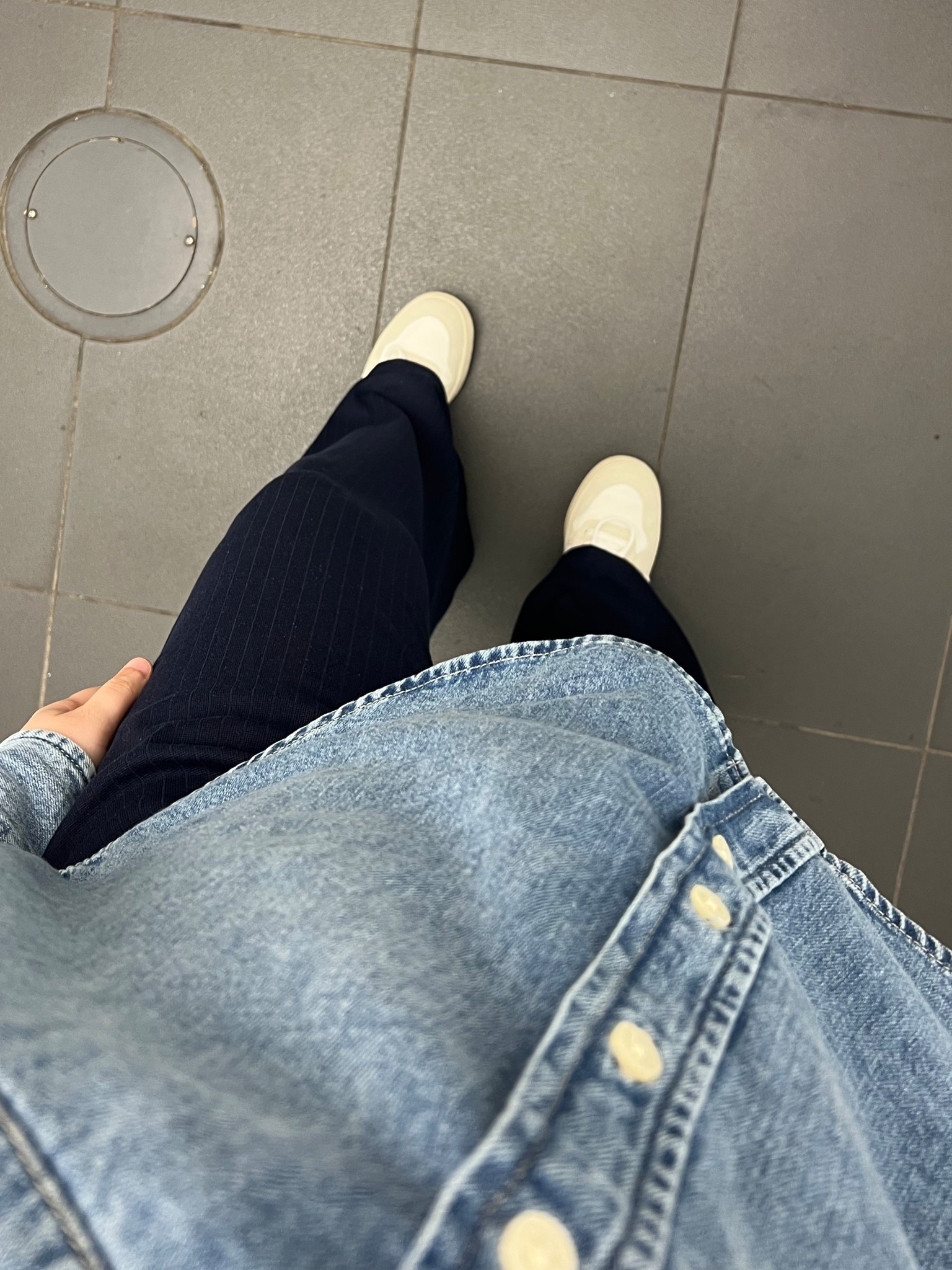 denim shirt
flowy pants
Spring outfit 
White sneakers


#LTKSeasonal #LTKFindsUnder100 #LTKWorkwear