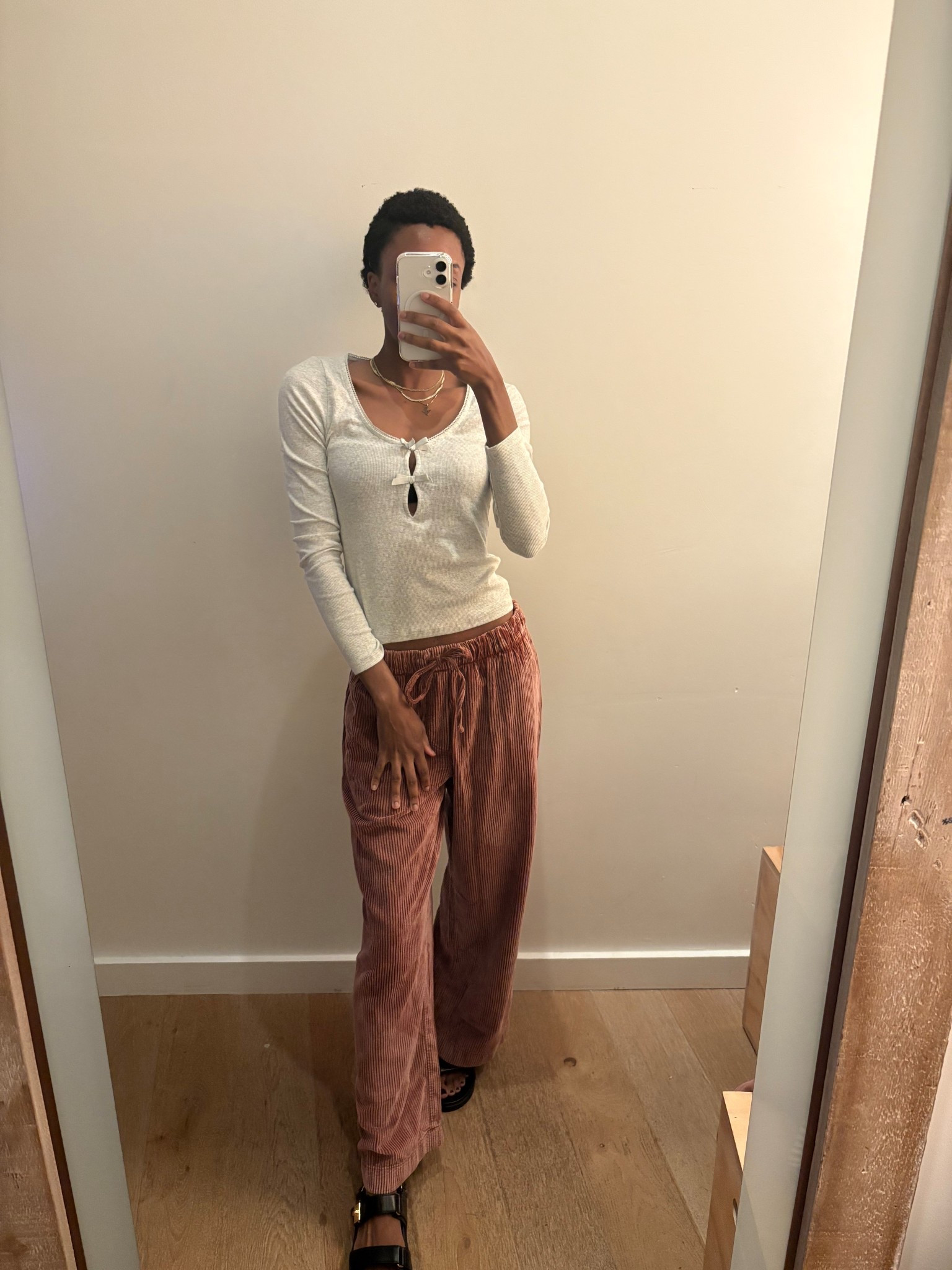 Casual, everyday style. An easy, fun switch up from denim. Wearing a small in the top & xs in the pants #americaneagle

American Eagle
Corduroy pants
Fall fashion 
Everyday style 
Elevated fashion
Fall outfits
Outfit details 

#LTKFindsUnder50 #LTKSeasonal #LTKSaleAlert