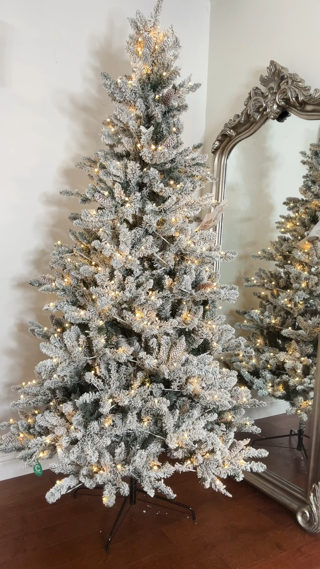 7.5 ft flocked Christmas tree with twinkling lights under $200


#LTKHoliday #LTKHome #LTKSeasonal