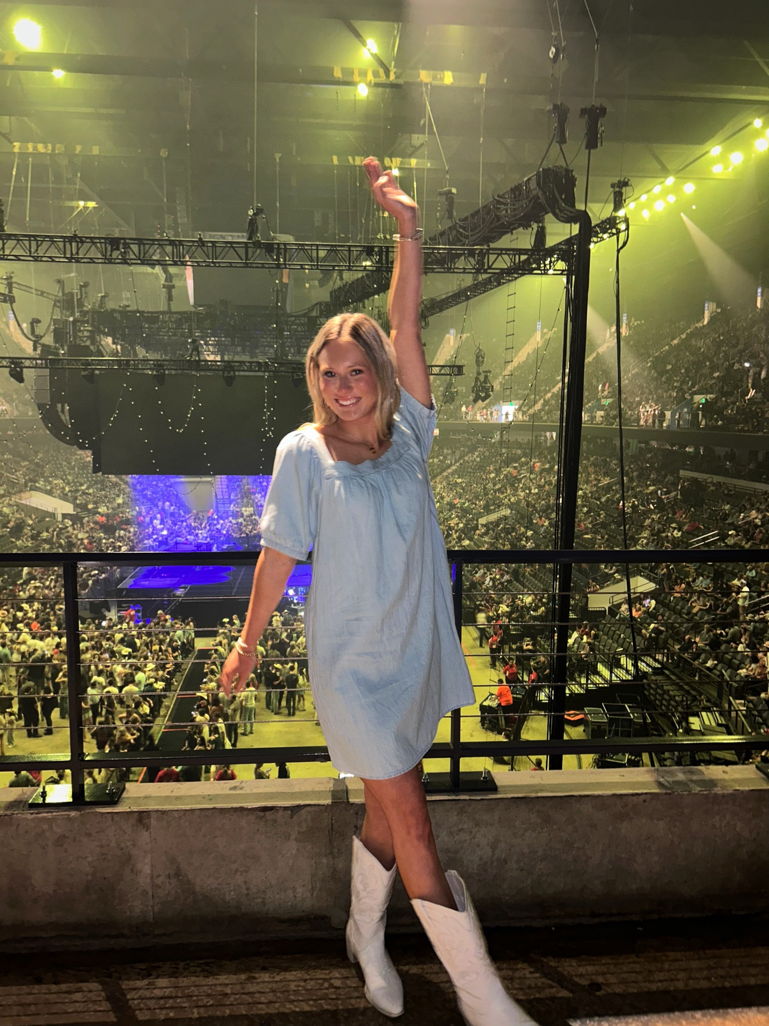This dress is sold out on Old Navy’s website but I linked some poshmark options! 🤍
“puff sleeve light wash jean mini swing dress”

#LTKstyletip