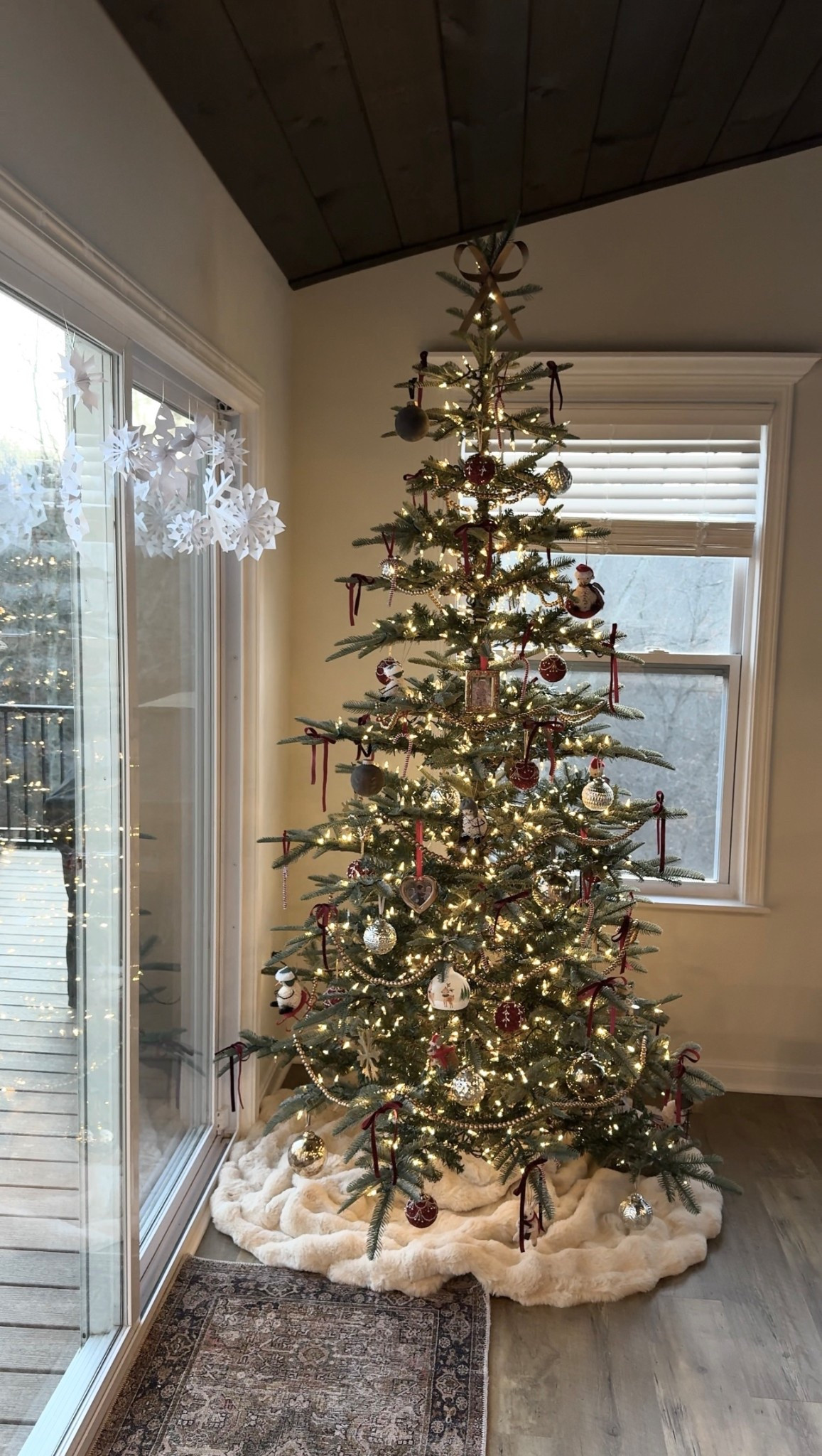 How many of you decorated your tree this weekend? 😊🎄 We just finished ours! 