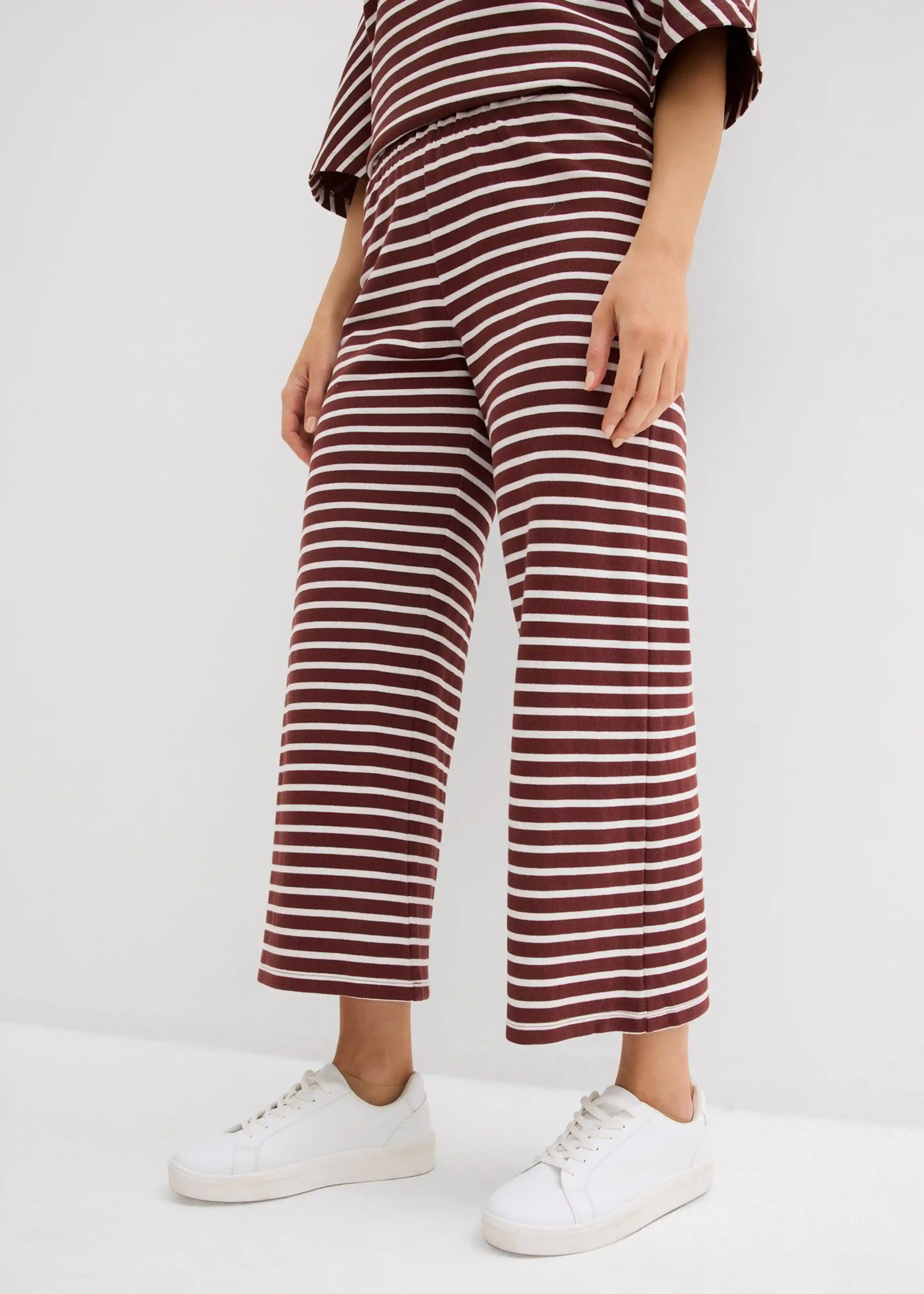 Baumwollhose mit hohem Bund. Ein locker sitzendes Modell mit elastischem Bund in 7/8-Länge. | Bonprix DE