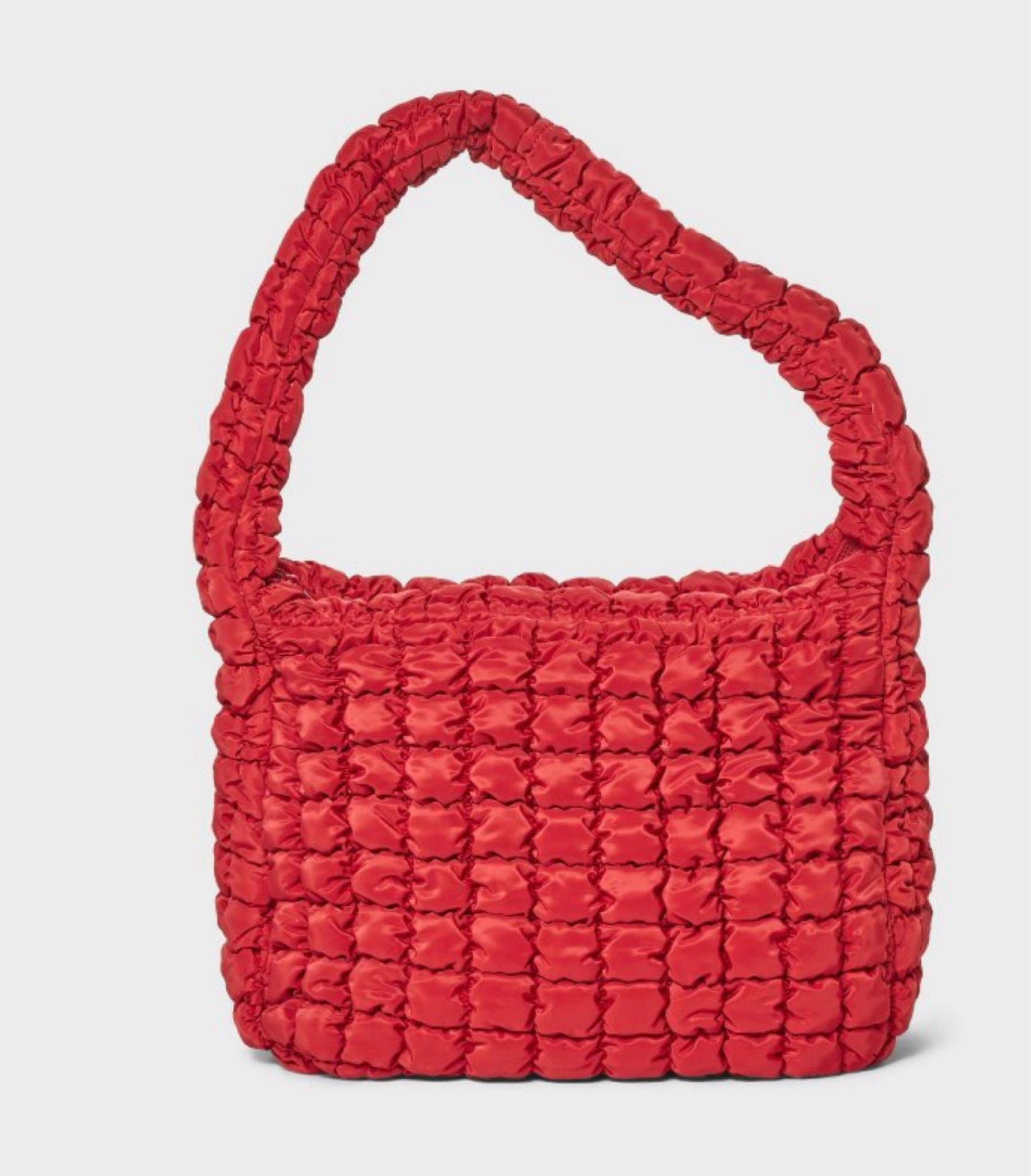 BACK IN STOCK!! Free People dupe and it’s SOOO GOOD! This bag holds so much and the red color is 🔥

Target 
Free people 
Red 
Travel bag 
Travel 
Gift guide 
