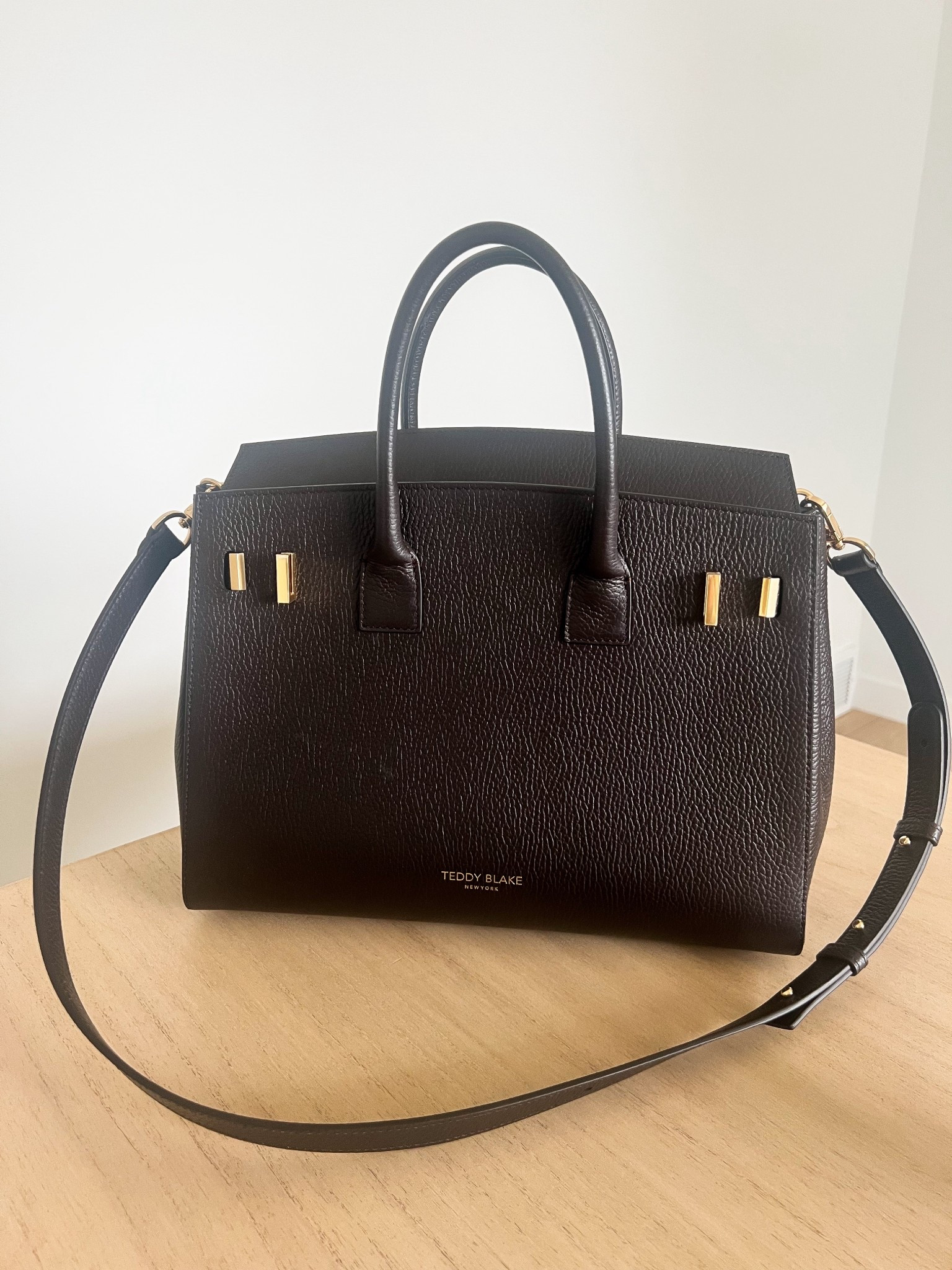 My new everyday work purse 🤎
The PERFECT neutral that literally goes with every outfit. Fits my laptop, planner, and all the essentials!
If you’re looking for a chic work bag that’s minimal + polished, this one is it 👜 
#workbag #neutralstyle #workwearessentials #capsulewardrobe #ltkitbag

#LTKTravel #LTKWorkwear #LTKootd