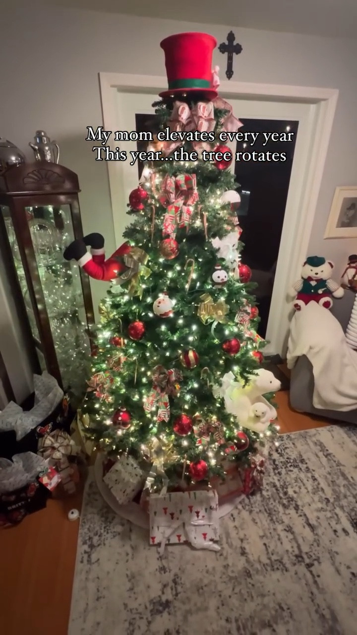 Needed something to make me smile. My mom’s tree never disappoints. This year it rotates ♥️ #christmaslights #treerotater #christmasdecor #christmastrees #rotatingtree🎄 #beautifulchristmastree #santababy