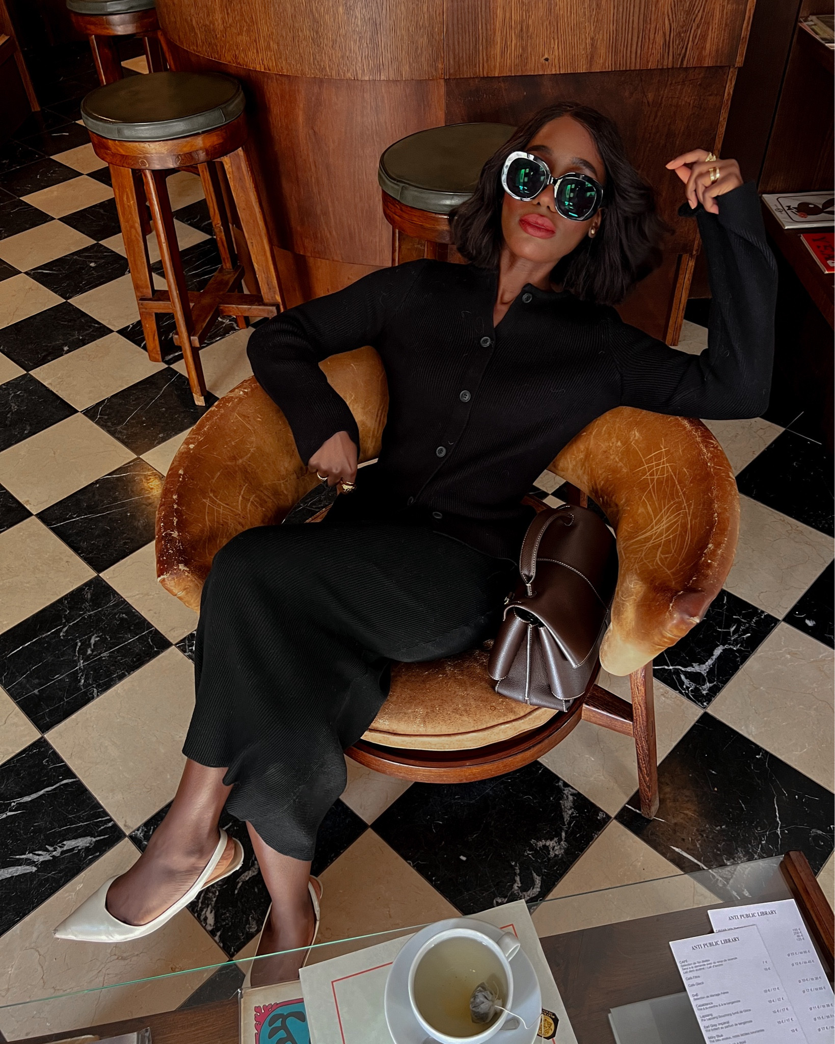 Casual feminine all black look 