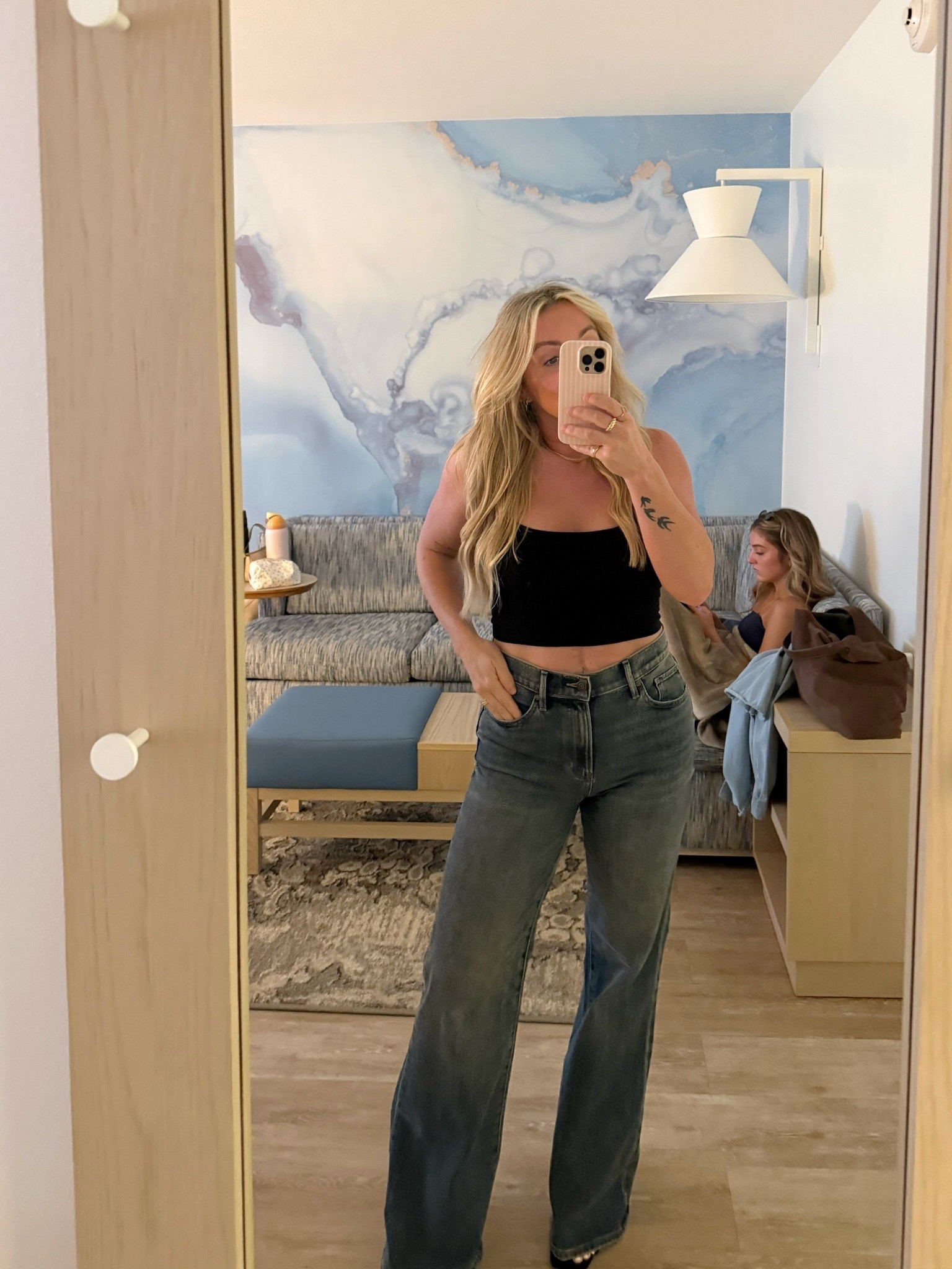 Ok….. if you are looking for a new pair of jeans…. These are it!!!! They are sooooo flattering! The color, style and fit is 10 of 10!!! 😍🥰🙌🏻🙌🏻
@Express 


#widelegjeans #heans #flarejeams #momstyle #express #datenight #highwaistedjeans