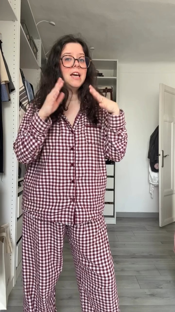 Pour ce #defimodeclaire, j’ai choisi de reproduire un look vu sur un défilé de Celine. Une façon pour moi de marquer cette semaine de Fashion Week et de m’amuser à adapter un look de podium à mon dressing.

Alors, défi réussi ou raté ?

#LTKworkwear #LTKspring #LTKstyletip