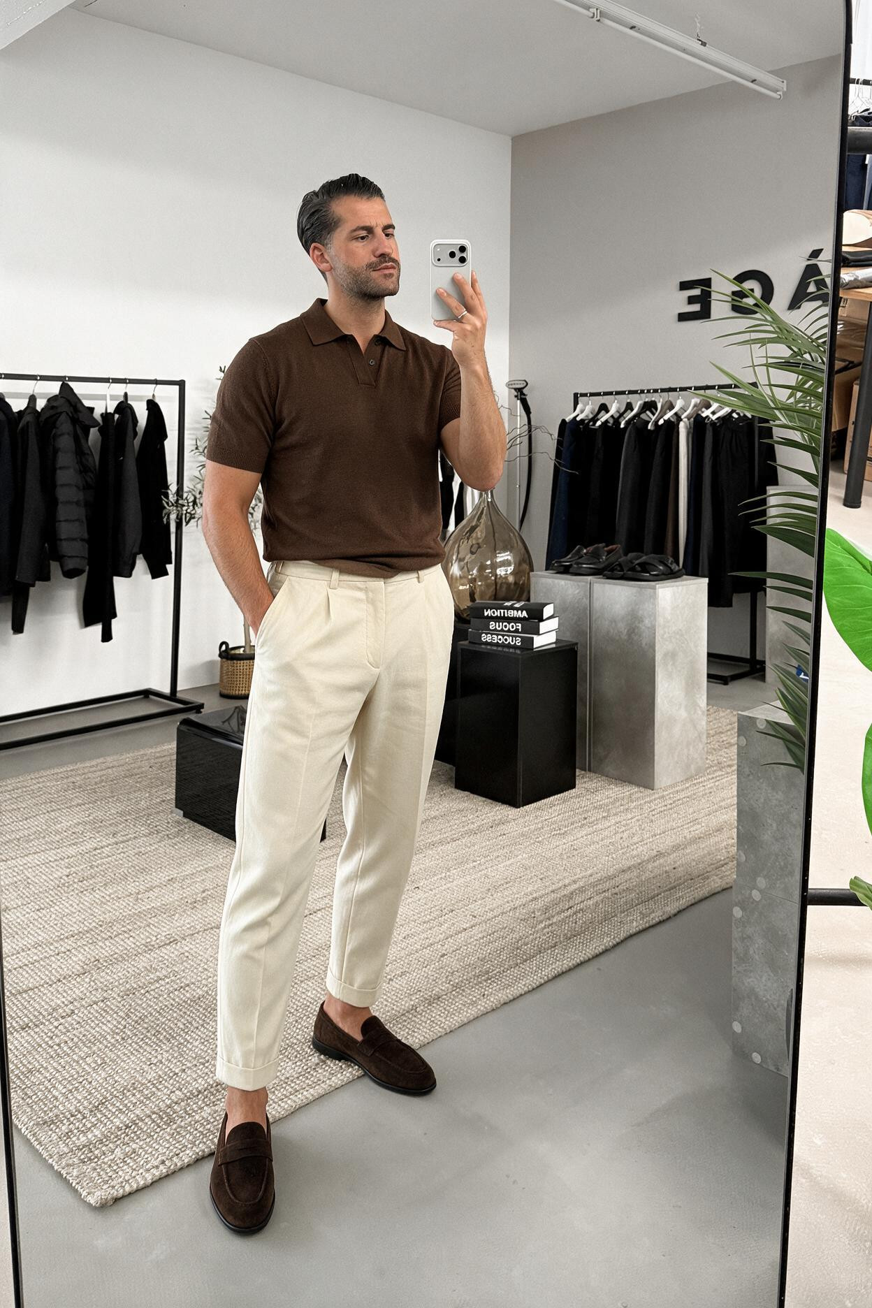 Schokobraun trifft Creme – feines Strickpolo zur cropped Hose im Tapered Fit und braunen Wildleder-Loafern. Warme Farbkombi, klare Silhouette, perfekt für laue Sommerabende. Alle Teile & Alternativen direkt hier shoppen! 

 #LTKdeutschland #LTKherren #LTKsummer