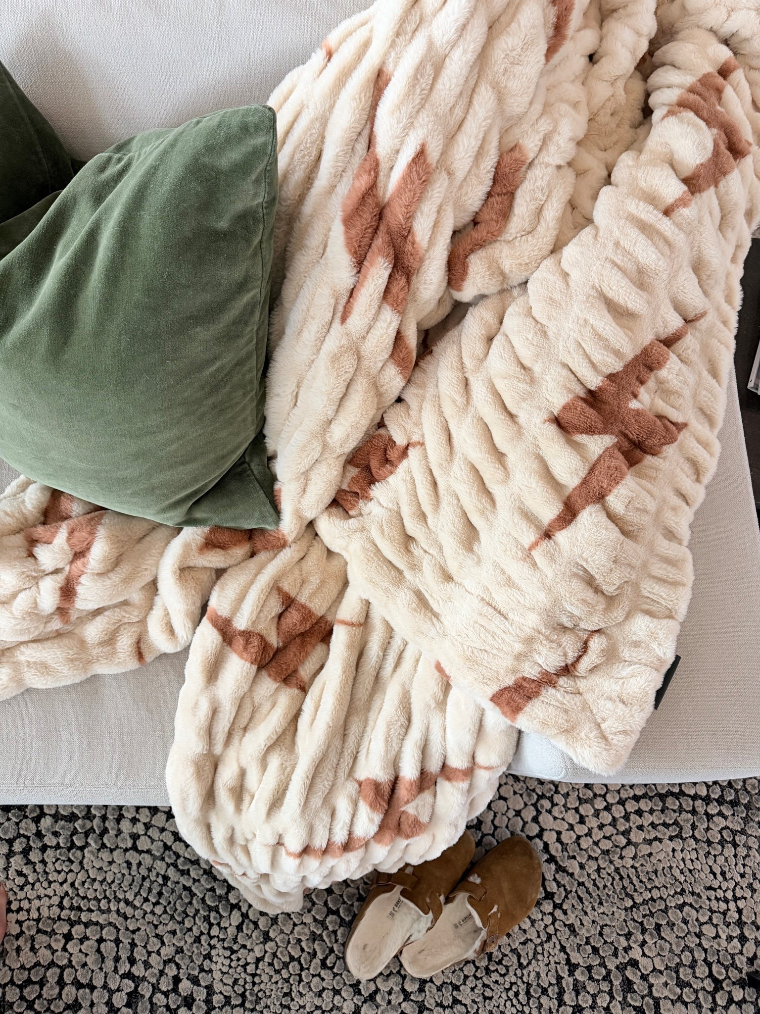 Ok I get the hype - softest blanket ever! 