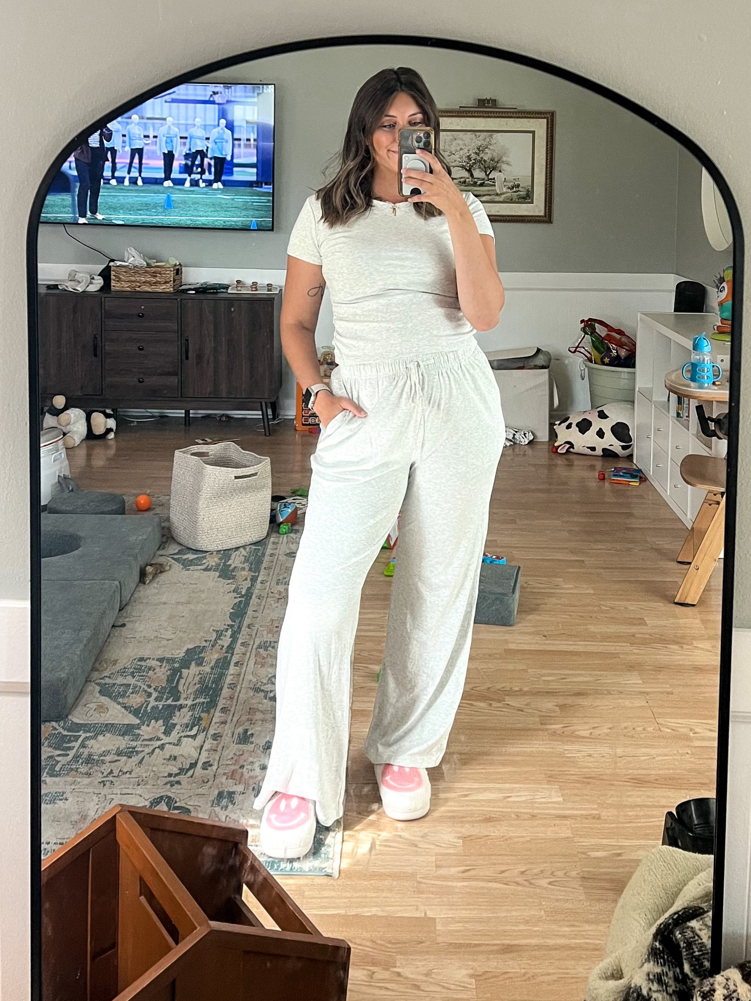 Lounge wear set that actually has pants long enough 🤍🫶🏼🙏🏼🤪 Amazon set size large (inseam 31”) in the color light grey. So cozy 