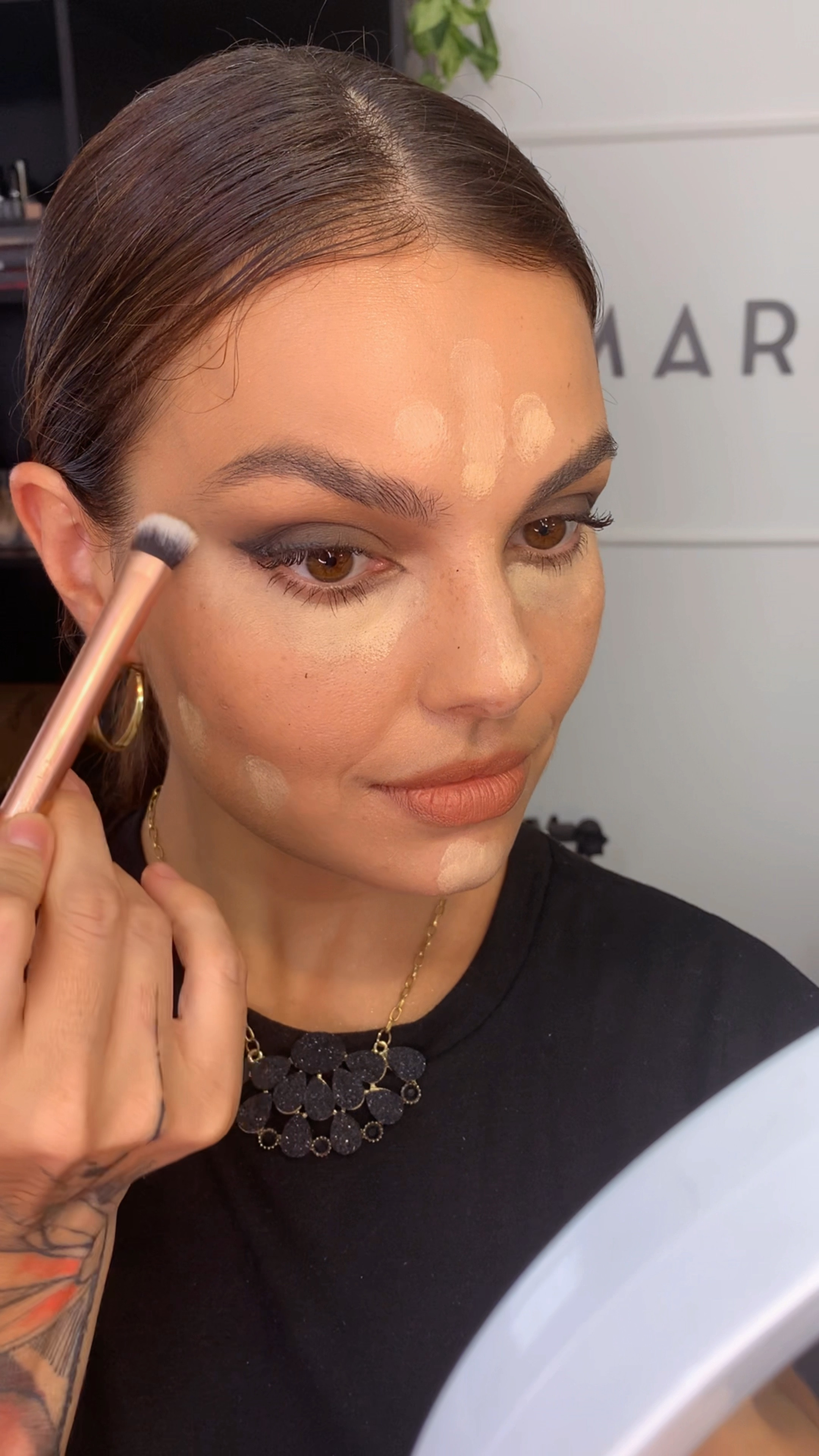 Você sabe fazer o contorno e iluminação ideais pro seu rosto ?
Se não faz ainda, qual a sua maior dificuldade ?

Eu usei :
Corretivo camuflagem cor Camilla @makieoficial 
Pincel Rt 210 @realtechniquesbrasil 

Todos os produtos que eu uso vcs encontram na minha loja LTK shop que está no link da bio ! É só clicar no produto desejado que vc é automaticamente direcionado pra loja do produto ! É prático e muito seguro

#LTKbrasil #LTKVideo #LTKbeauty