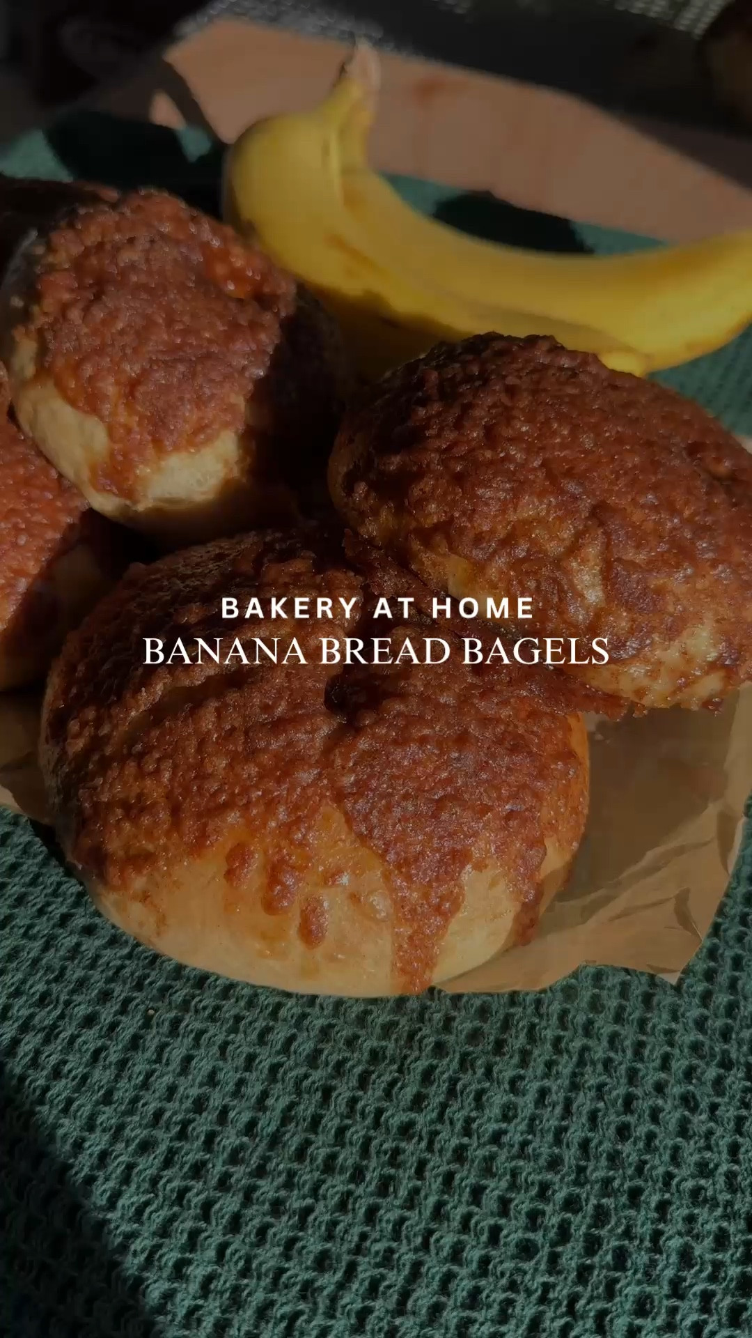 These banana bread bagels are filled with all the flavors of banana bread and topped with a cinnamon crunch topping. Making these bagels perfect for a bakery at home experience.

Recipe: https://kaylazenner.com/banana-bread-bagels/