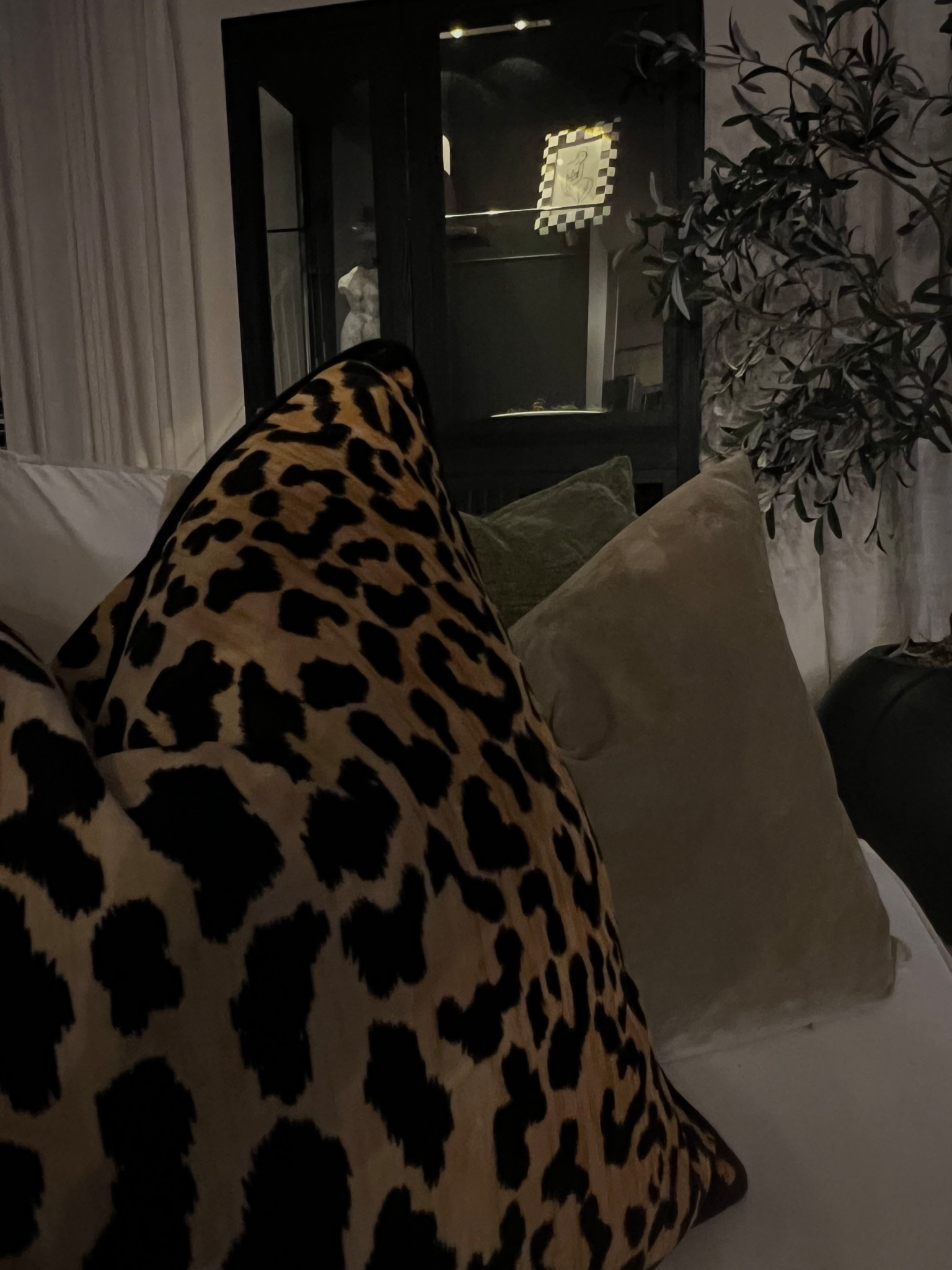 Neutral base+ a hint of bold= my version of luxury. 
Just found this leopard print pillow at the bottom of my decor tote. May keep it out for a while. I mean after all leopard print is a neutral right?! 😏 
Leopard print. Living room decor. Modern minimal. Bold luxury. 