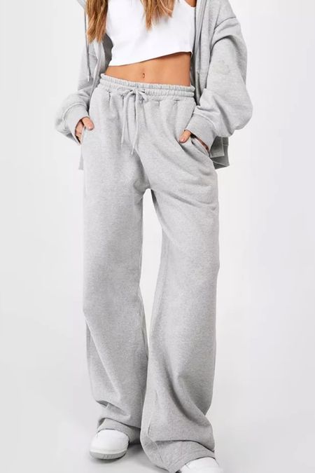 Grey jogger sweatpants 

#LTKSeasonal #LTKFind #LTKU