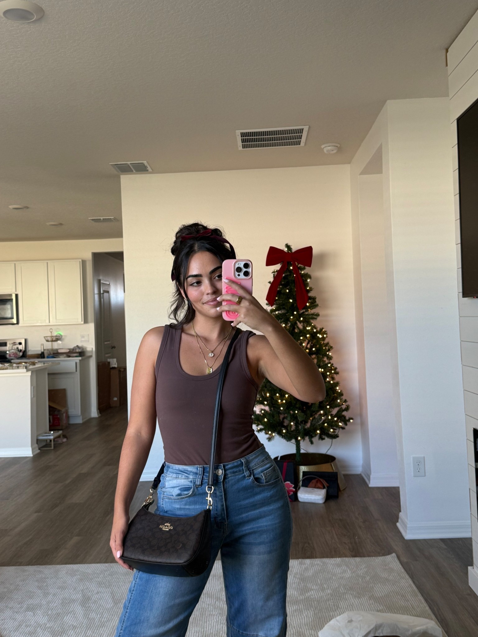 not to be dramatic but I’ll be wearing the Coach Teri Bag with every outfit now! @coach #CoachOutlet #CoachPartner
