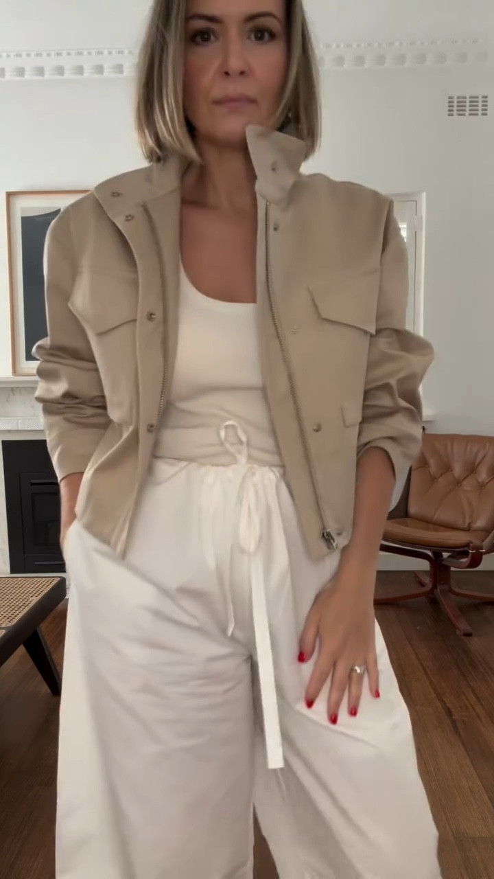 Summer pieces don’t need to disappear when autumn hits 🍂 This barrel pant is proof that smart layering can carry your wardrobe through multiple seasons.

Here’s how I style mine for those cooler mornings when the days are still mild.

Save this for trans seasonal outfit inspo, especially for those “what do I wear?” moments
