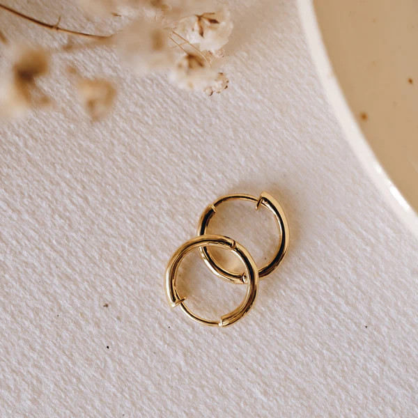 Gold Huggie Earrings - Kirsten | Linjer