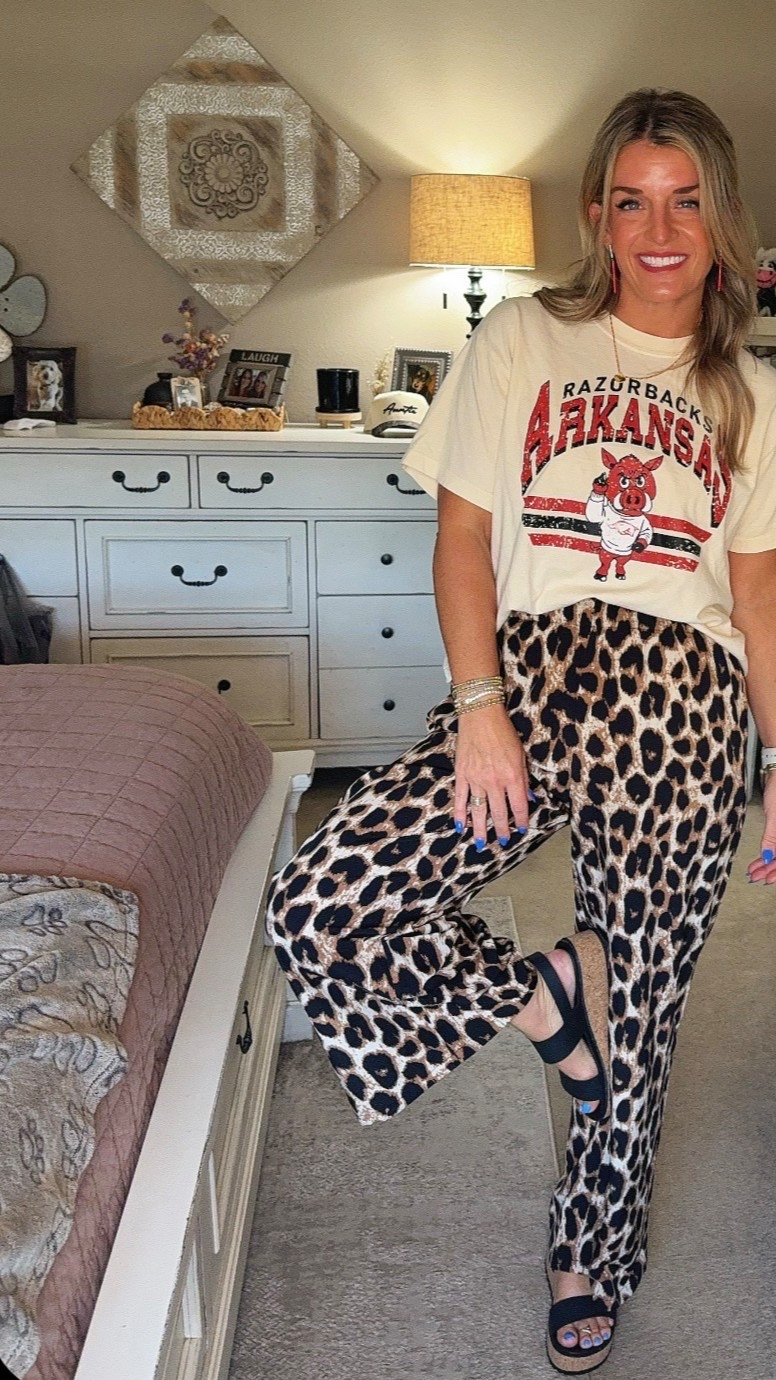 Arkansas game day, but make it cute + a little wild 🐗❤️✨Leopard pants + a Razorback tee = the perfect combo for a fun game day outfit. Comfy, easy to wear, and still makes a statement.
Would you wear this for game day? 👀🖤
#Razorbacks #ArkansasRazorbacks
#GameDayOutfit #outfitinspo #comfycute

#LTKootd