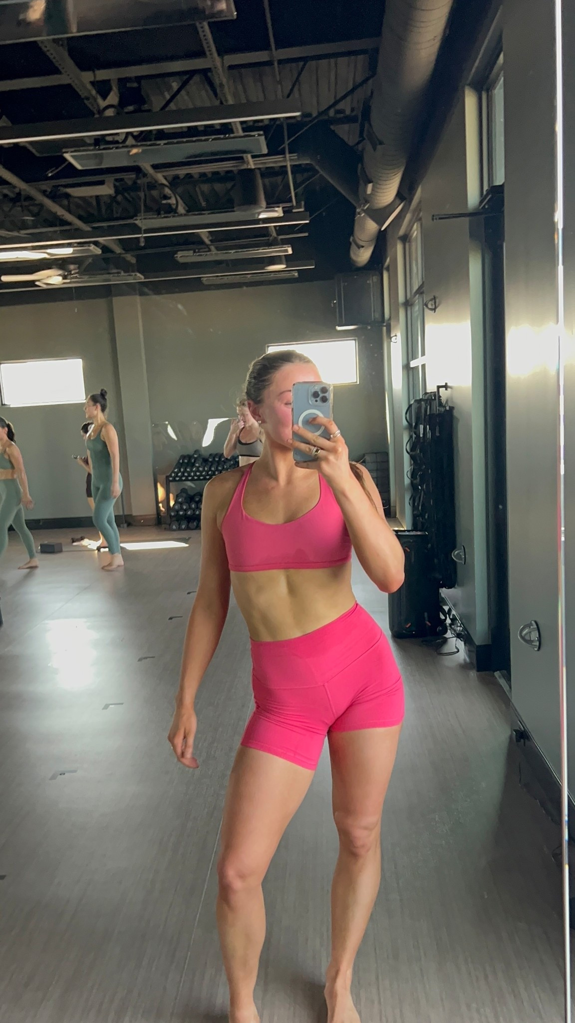 LOVING THE PINK🩷🎀💕🌷 

wearing a 4 in bra and bottoms!