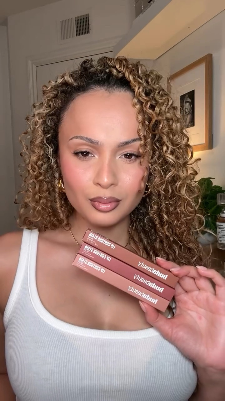 I spent $80 on @hudabeauty lip contour stains 👀💄💸

shades swatched - soft nude, toasty brown, & warm down 

#hudabeauty #lipstains #makeuptutorial #makeupreel #hudabeauty #lips #liptutorial #makeupreels