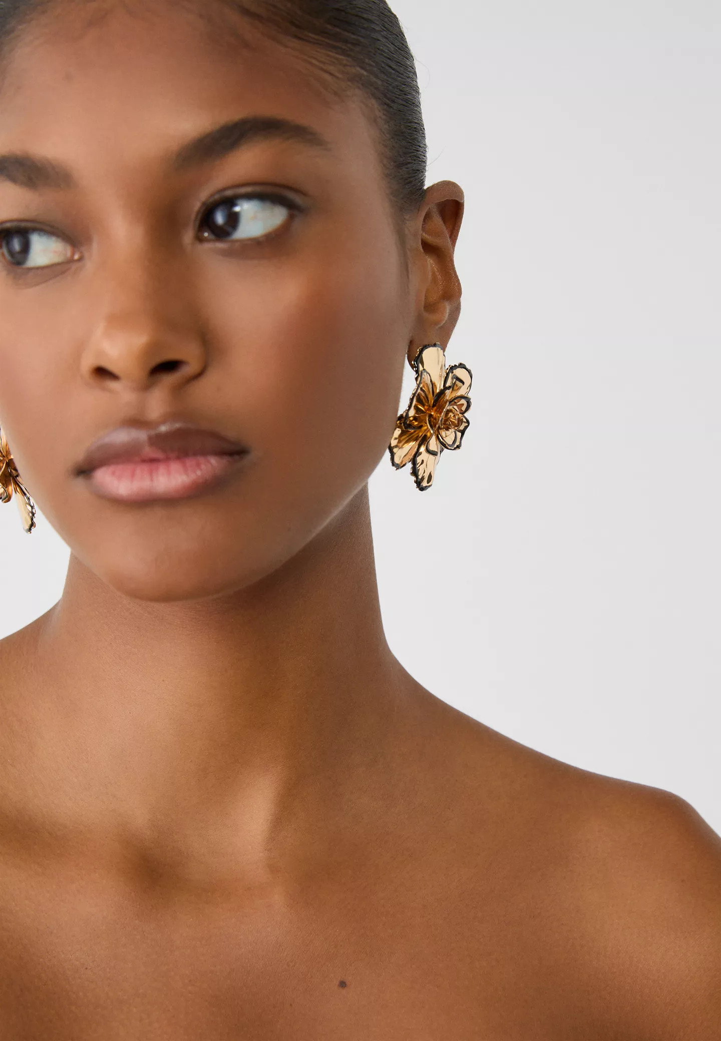 Contrast metal flower earrings | Stradivarius (UK)