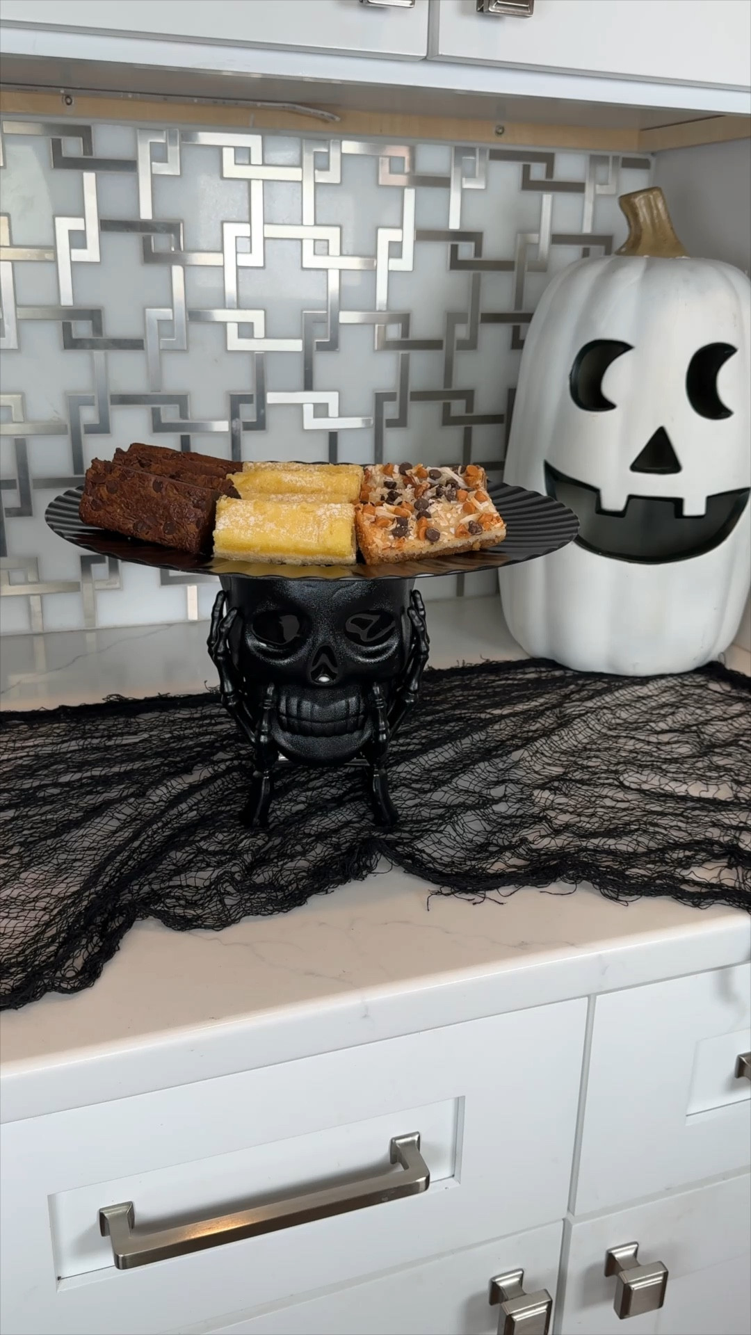 Make this easy + inexpensive Halloween serving platter! 💀 🎃  This costs less than $5 and only takes a few minutes to make! #DollarStoreCrafts #Halloween2024 #HalloweenParty #HalloweenIdeas

#LTKFamily #LTKParties #LTKSeasonal