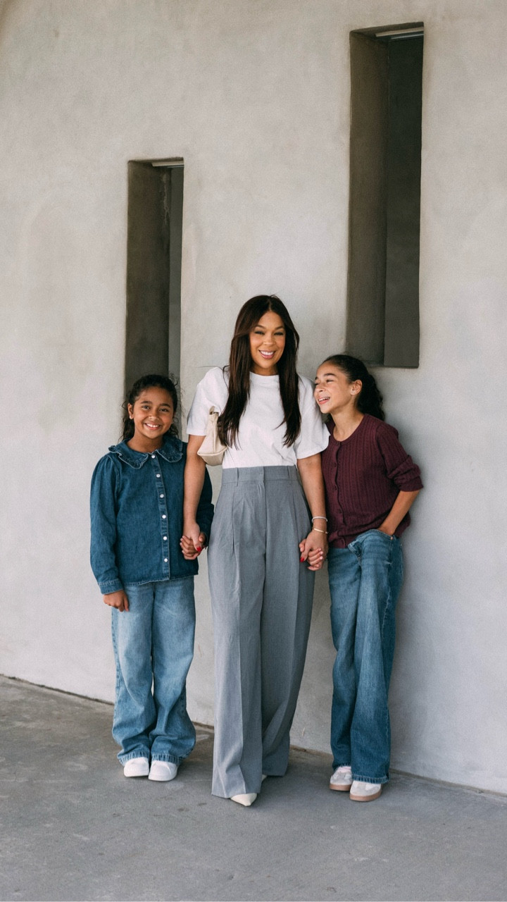 Back-to-school isn’t just for classrooms… It’s about making every day feel special.. Even in our
homeschool journey, we love starting fresh with outfits that inspire us to learn, laugh, and create
memories together. 😍🥹

This season, we’re styling our days with @hm from cozy study moments at home to sweet
breaks outside. Every look adds a little magic to our week. 
#HM #HMKids #BackToSchool #HMxMe #homeschoolwithstyle 
—————
La vuelta a clases no es solo para las aulas… también se trata de hacer que cada día se sienta
especial. 

En nuestros días de homeschooling, nos encanta comenzar con un aire fresco y
ropita nueva para las niñas, usando outfits que nos inspiran a aprender, reír y crear recuerdos
juntas. 😍

Esta temporada, estamos dando estilo a nuestros días con H&M, desde momentos tranquilos
de estudio en casa hasta salidas a comernos un heladito juntas. Cada look agrega un poco de
magia a nuestra semana.🤍
